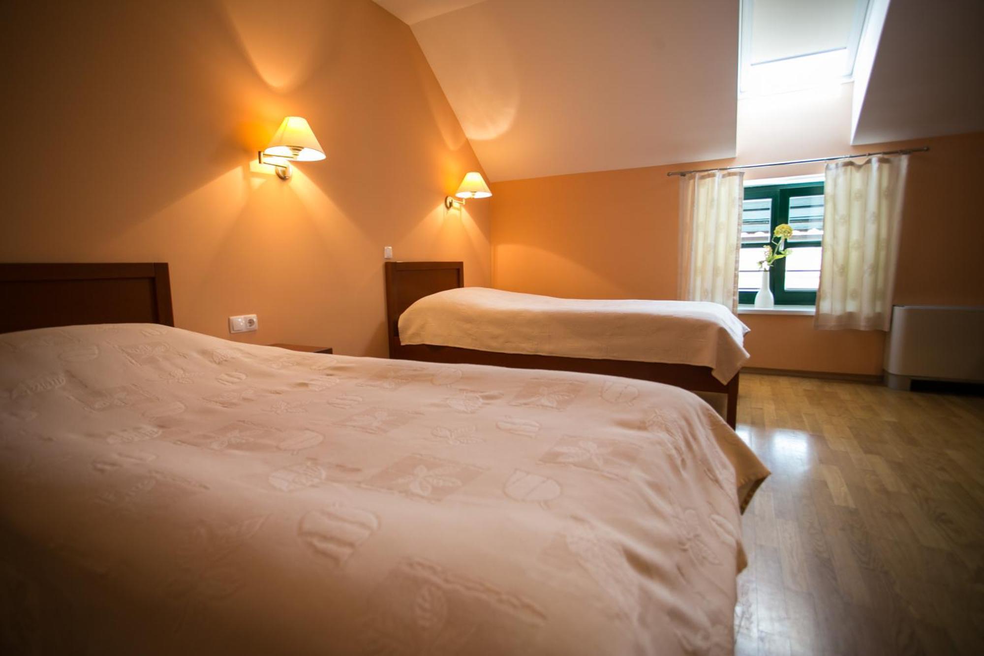 Tweepersoonskamer met 2 Aparte Bedden en een Extra Bed