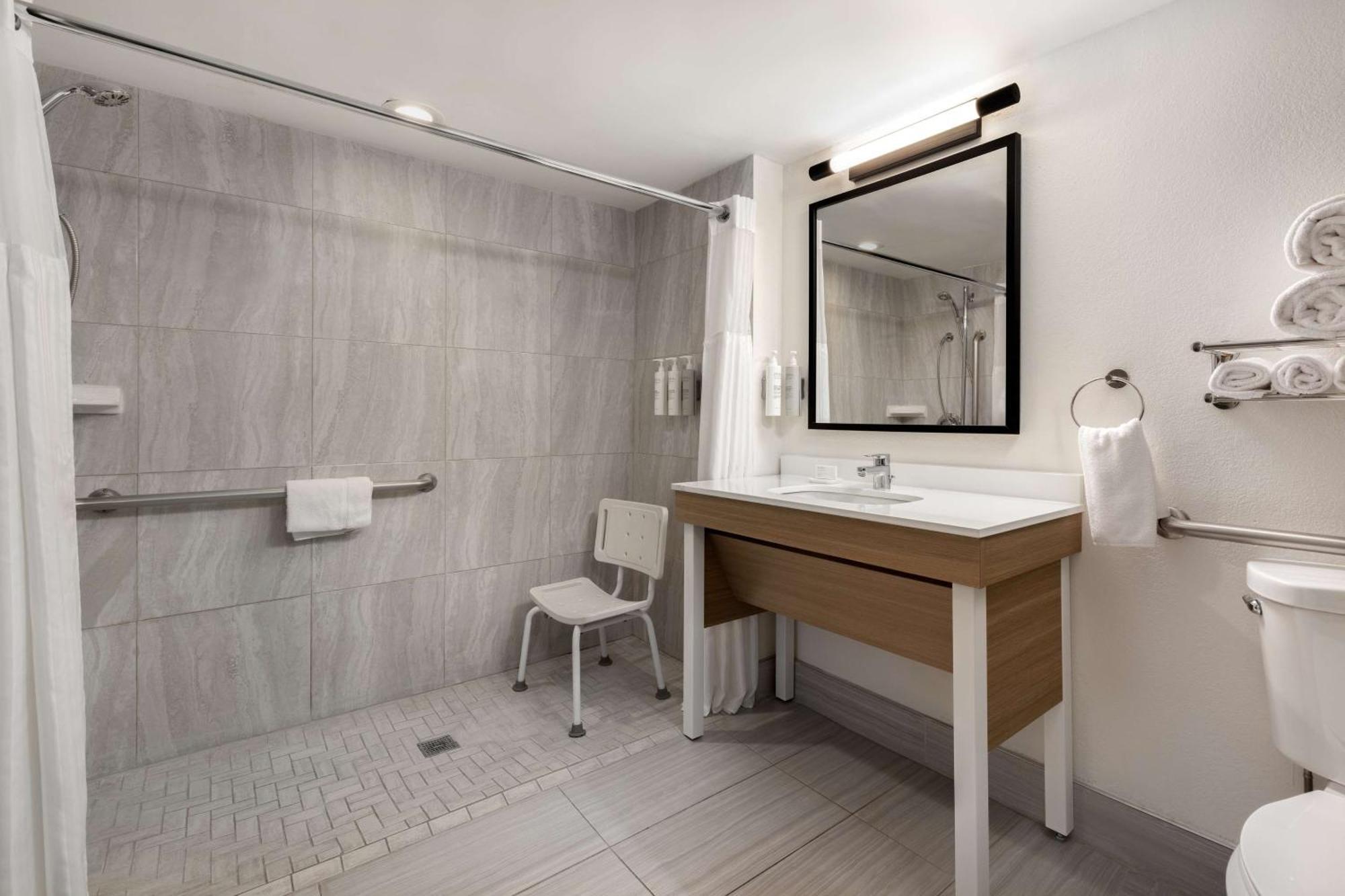 Queen Studio with Roll-In Shower - Disability Access