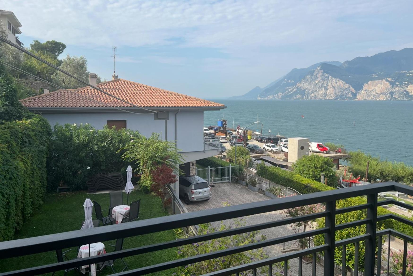 Camera Matrimoniale/Doppia con Letti Singoli con Vista Lago Parziale