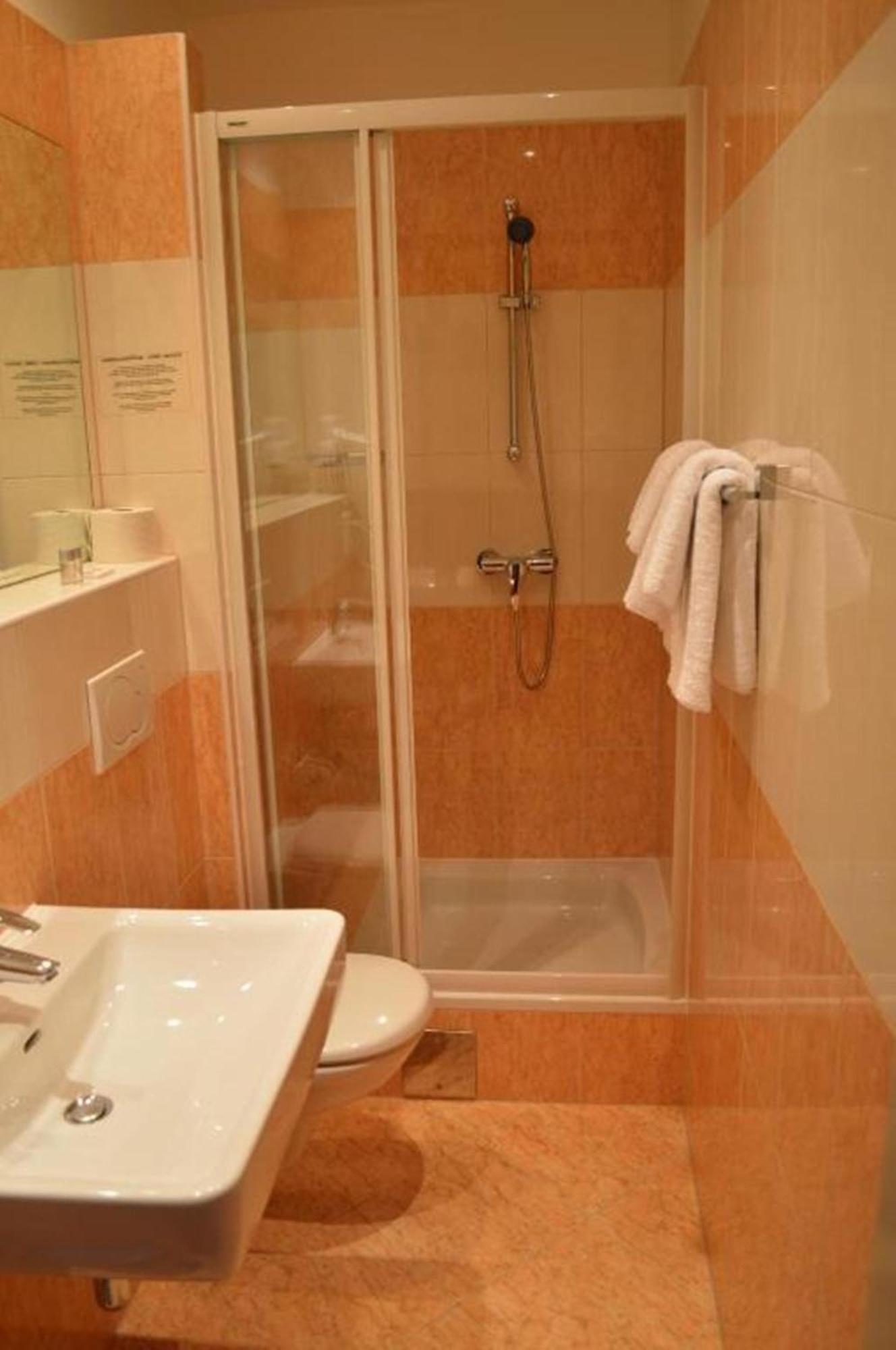 Twin Room with Extra Bed,127159566:JPEG