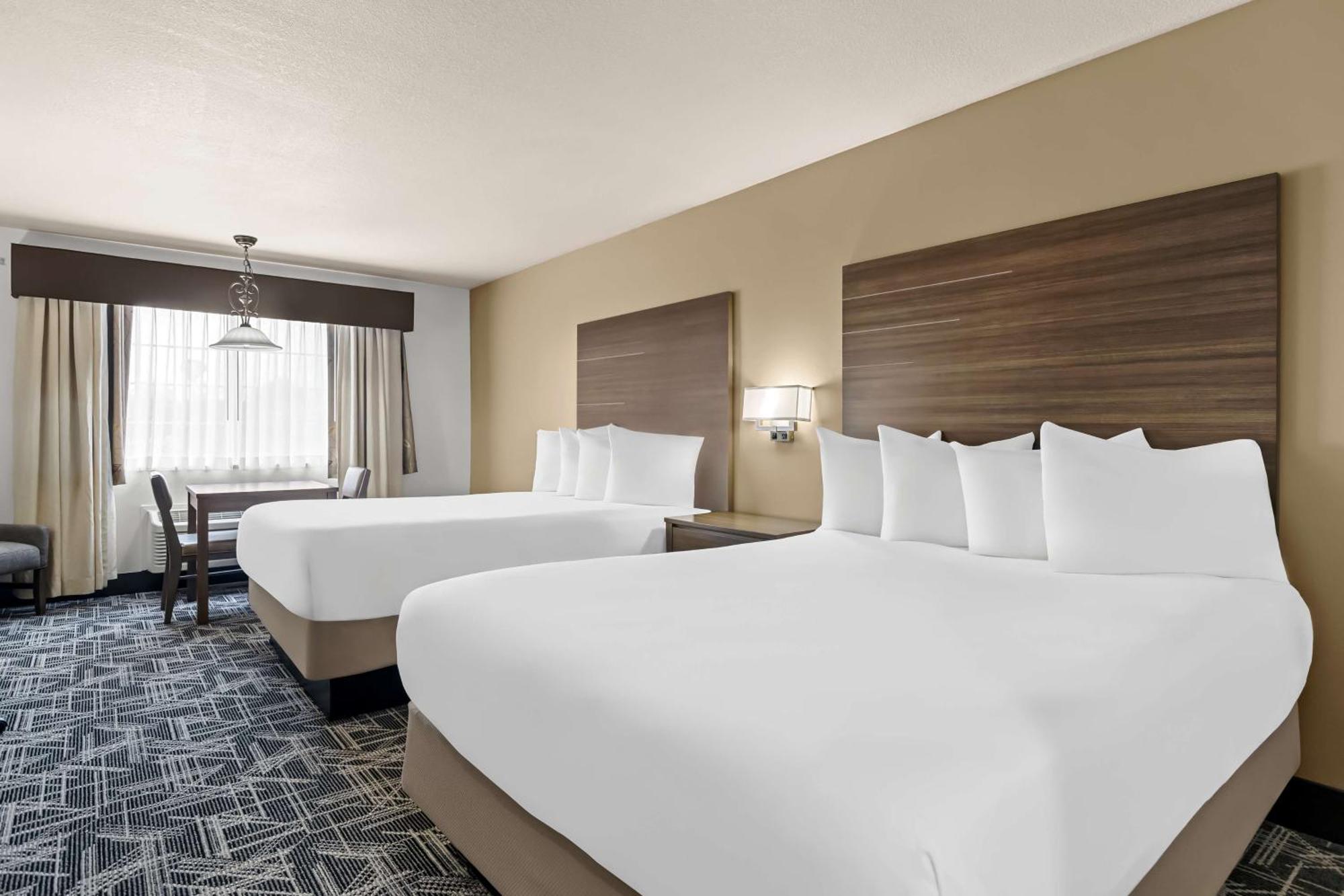 Suite with Four Queen Beds - Non-Smoking