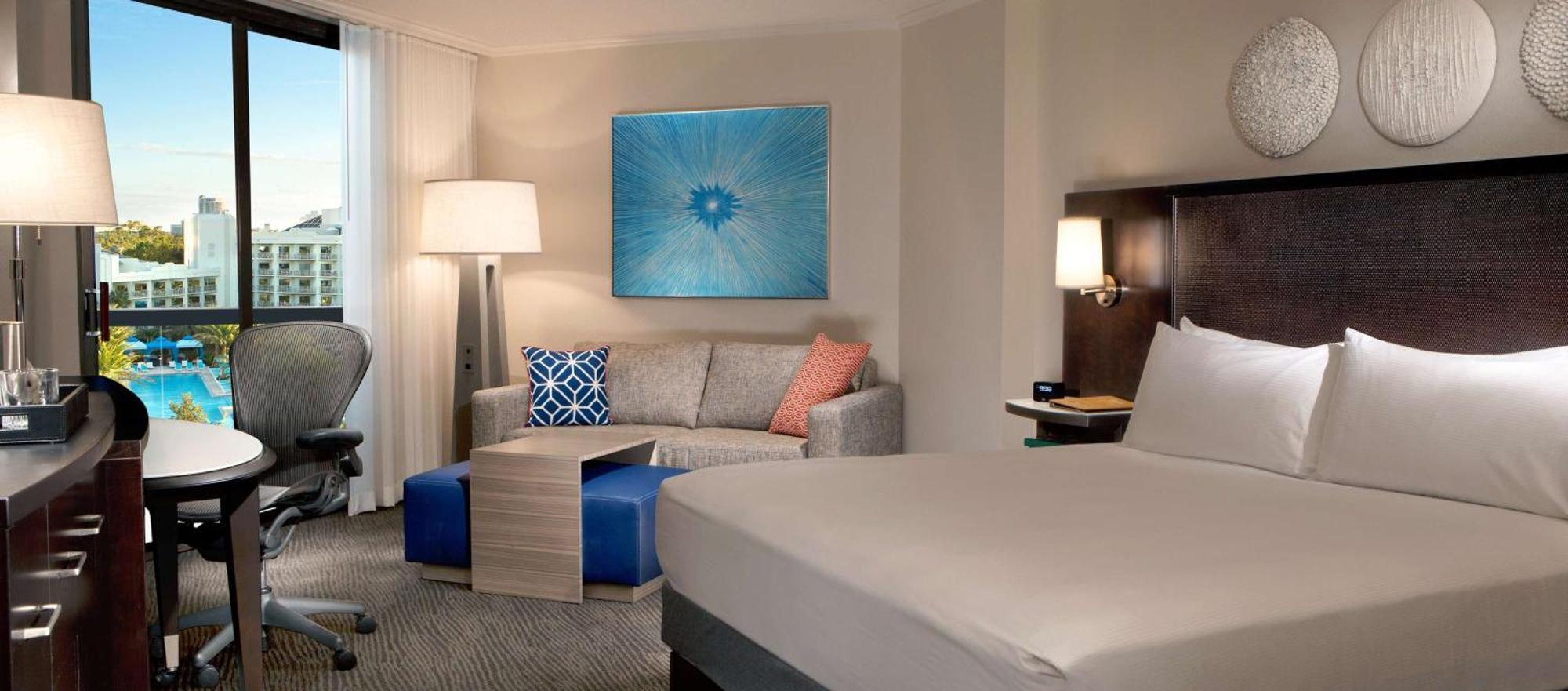 Habitación con cama extragrande y vistas a la ciudad
