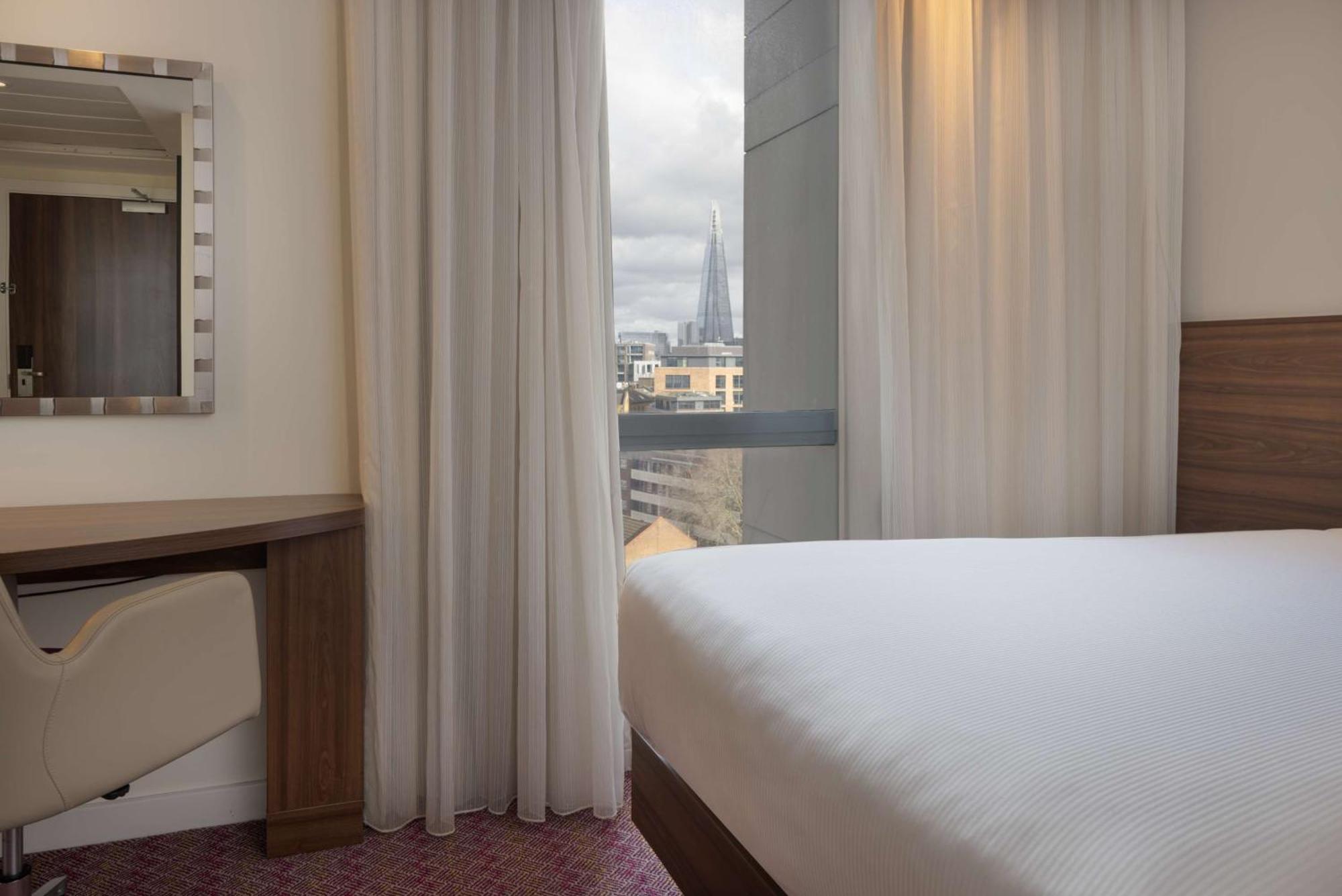 Zweibettzimmer mit Stadtblick