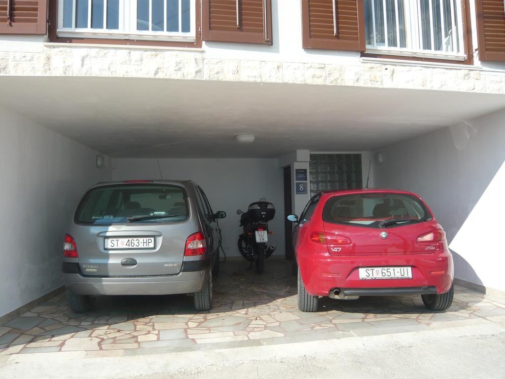 2 Full Beds | Kitchen/Free Parking