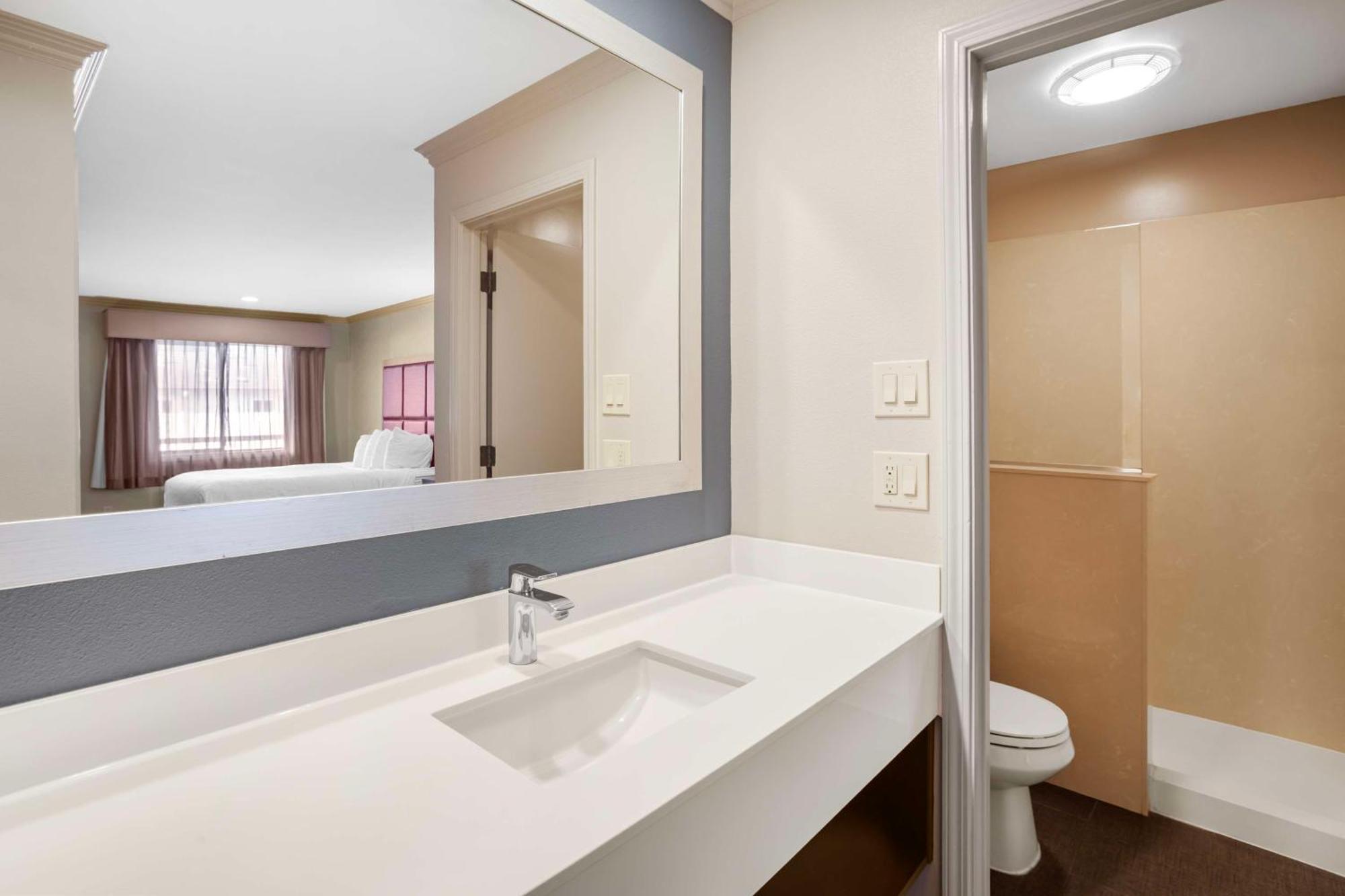 Queen Room - Non-Smoking