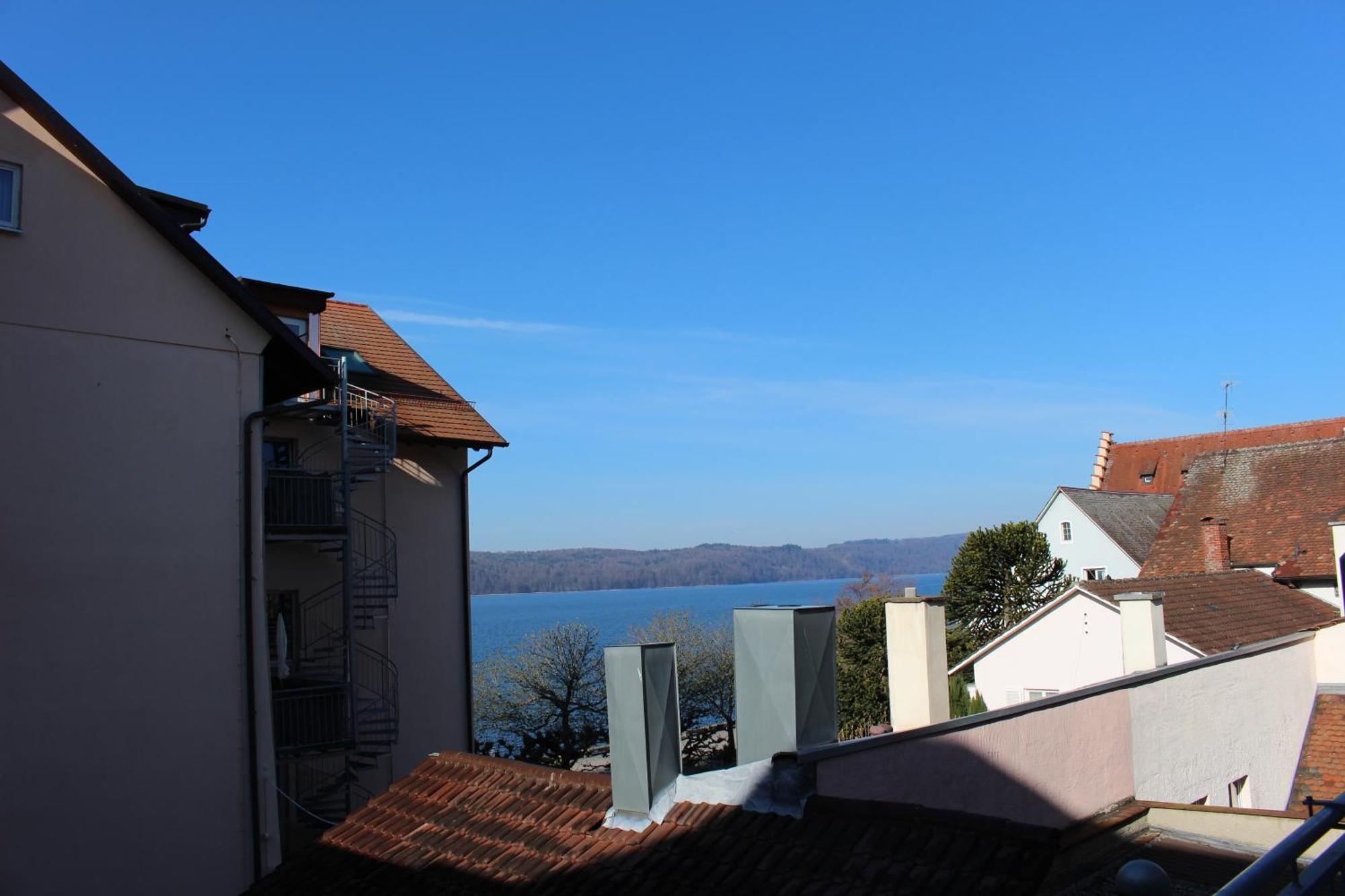 Doppelzimmer mit Balkon und teilweisem Seeblick