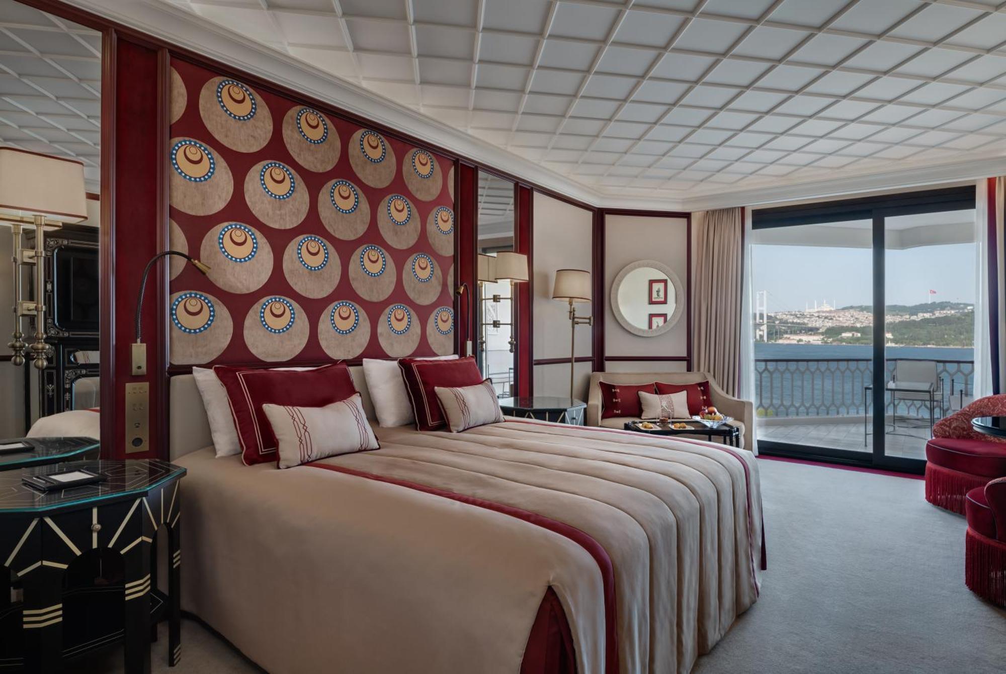 Camera Ciragan con letto king size e vista sul Bosforo