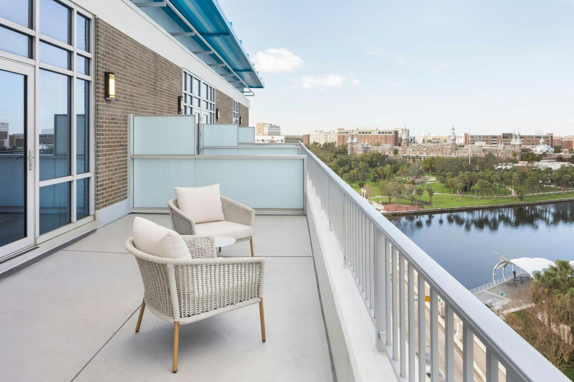Suite, 1 King, City view, High floor, Balcony