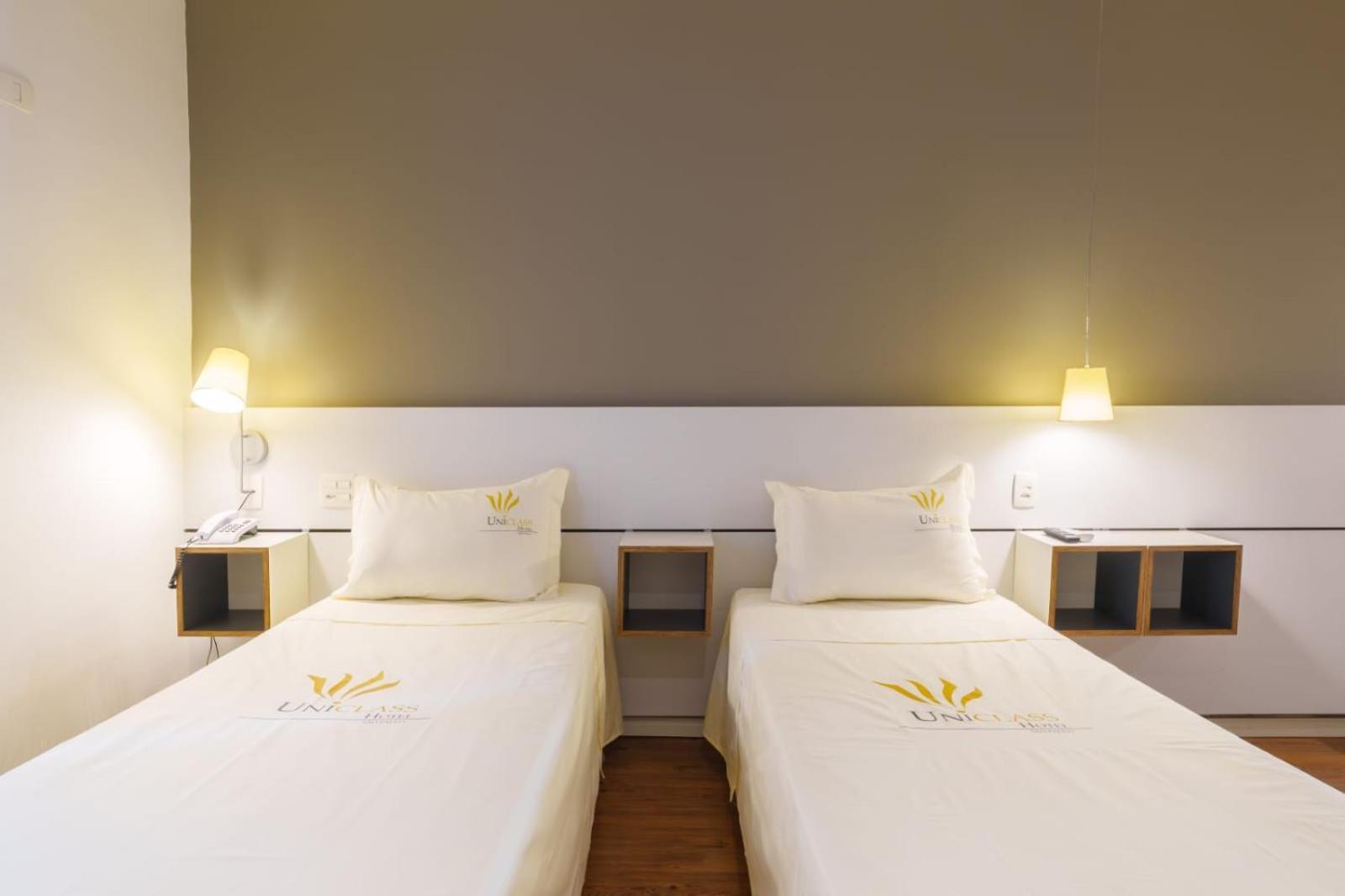 Quarto com 2 Camas de Solteiro
