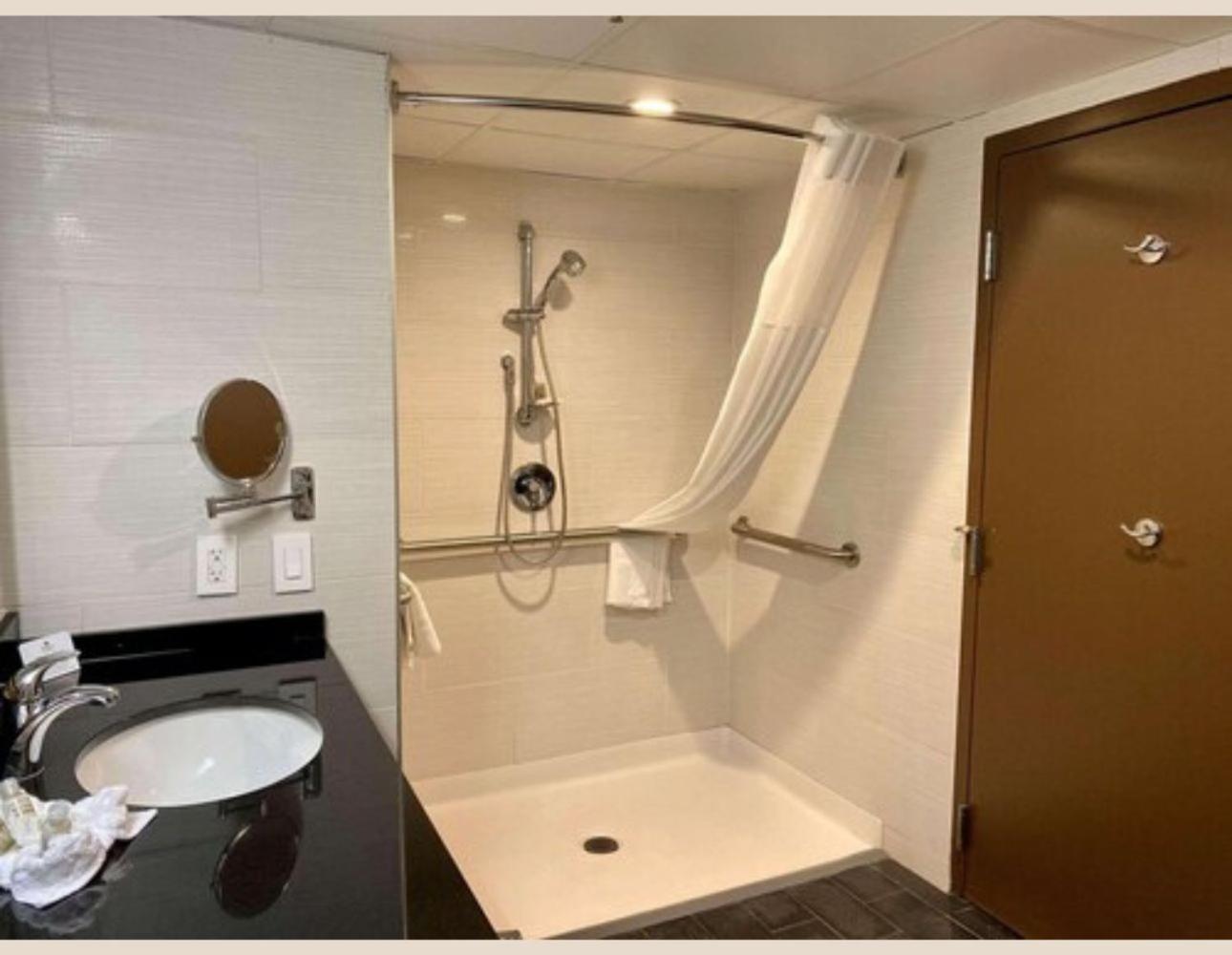 King Room with Roll-In Shower - Disability Access/Non Smoking