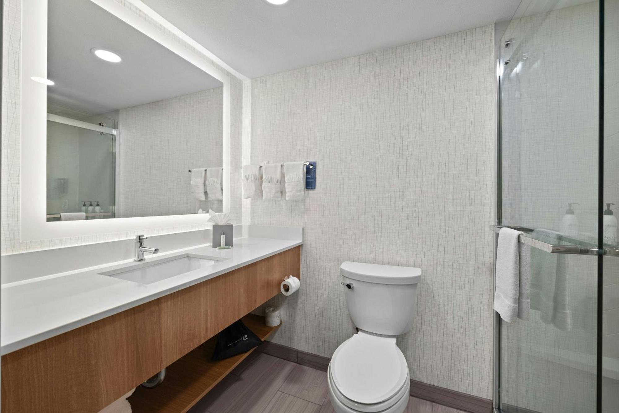 King Room with Adapted Tub - Mobility and Hearing Accessible