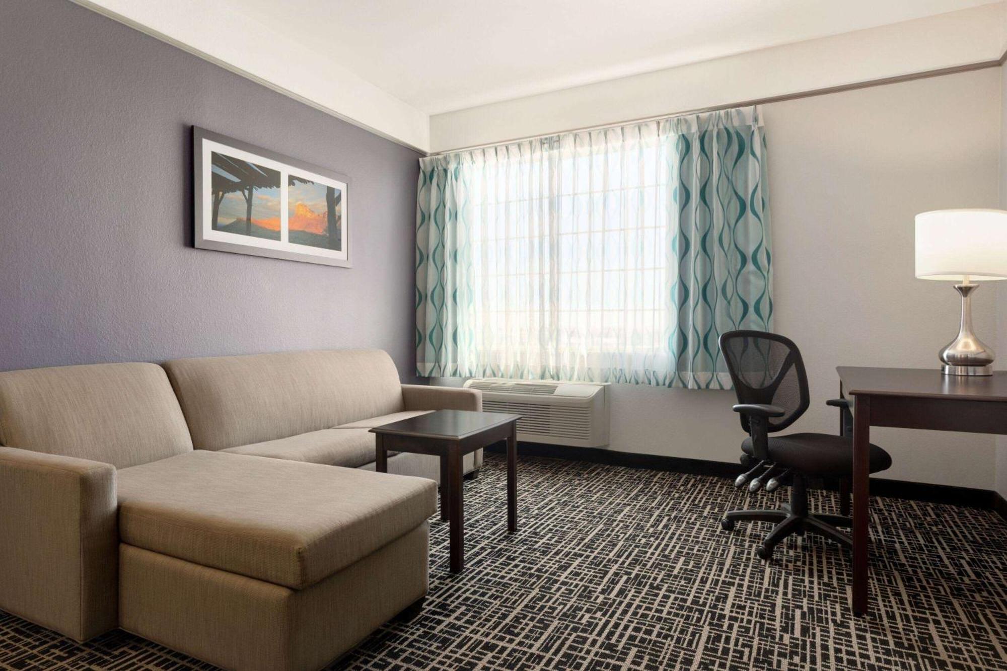 Deluxe Family Suite - Non-Smoking