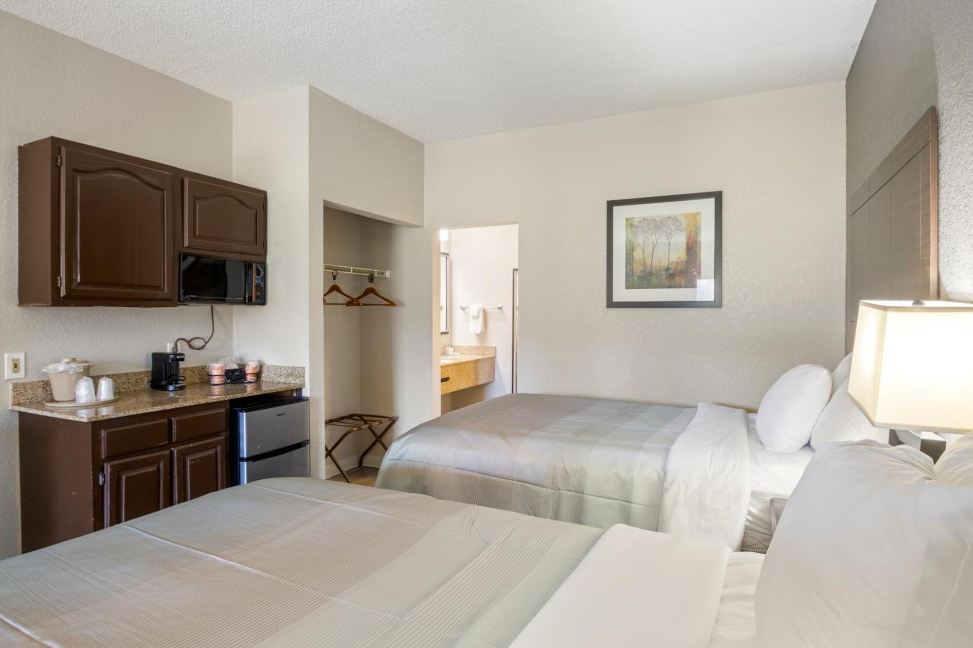 Suite with Two Double Beds - Smoking