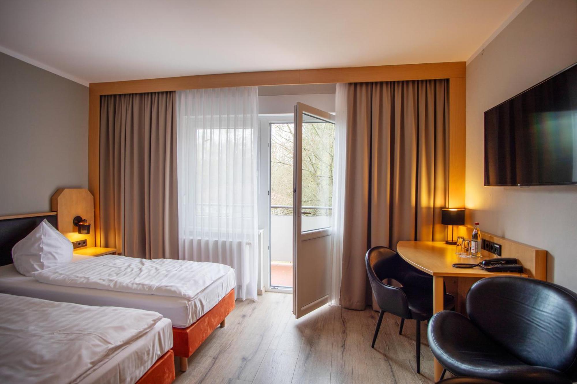Zweibettzimmer mit Balkon