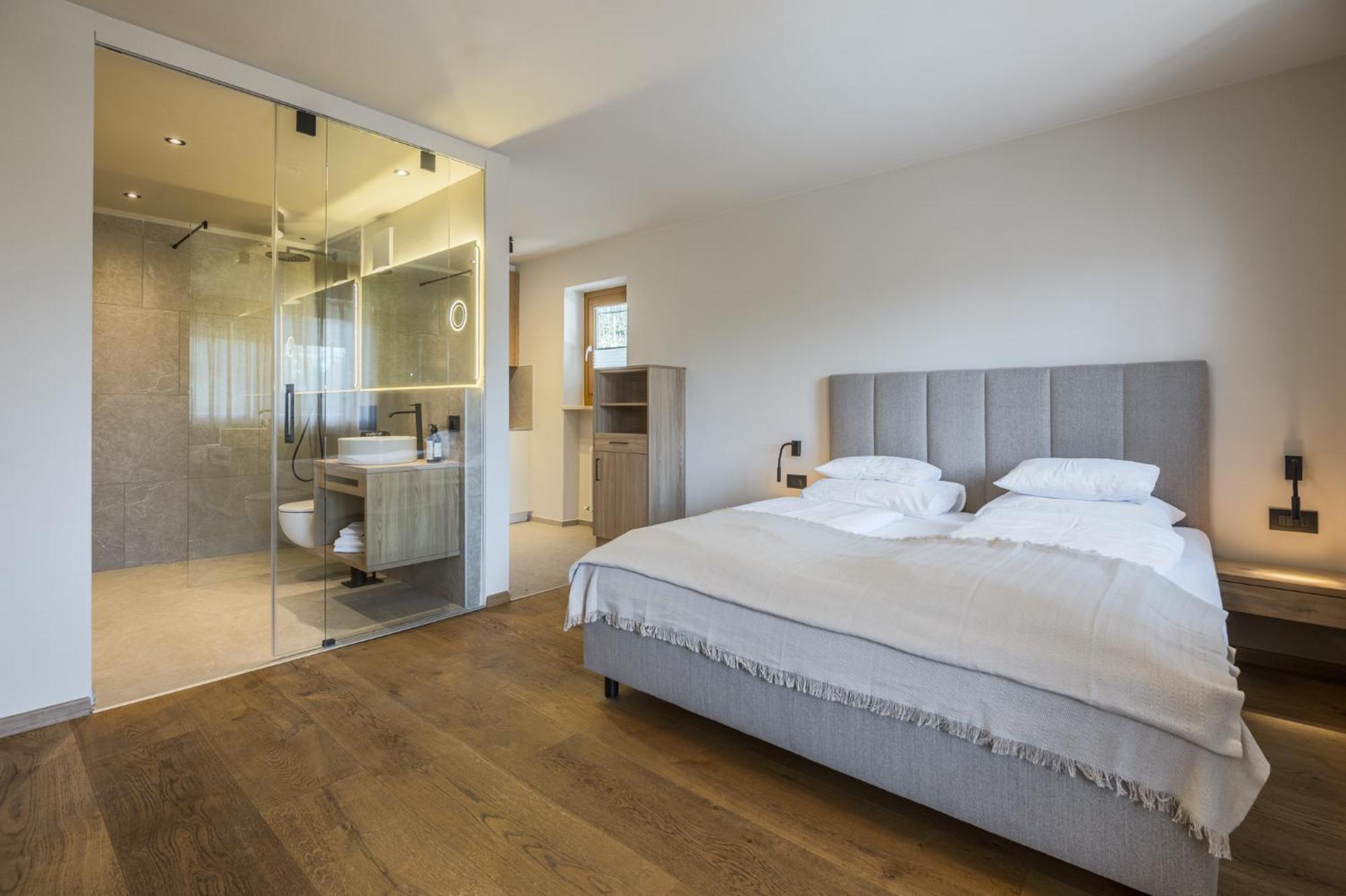 Apartment mit Balkon und Poolblick