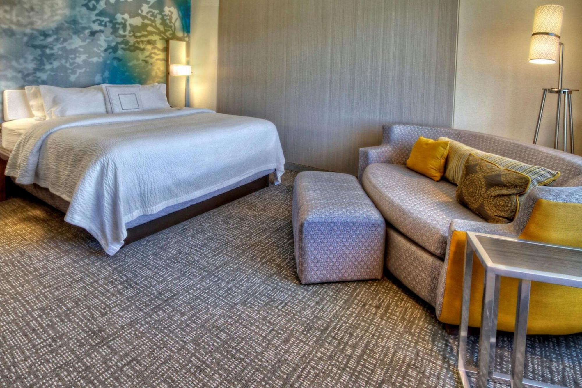 King Room with Bathtub - Mobility Access/Hearing Accessible