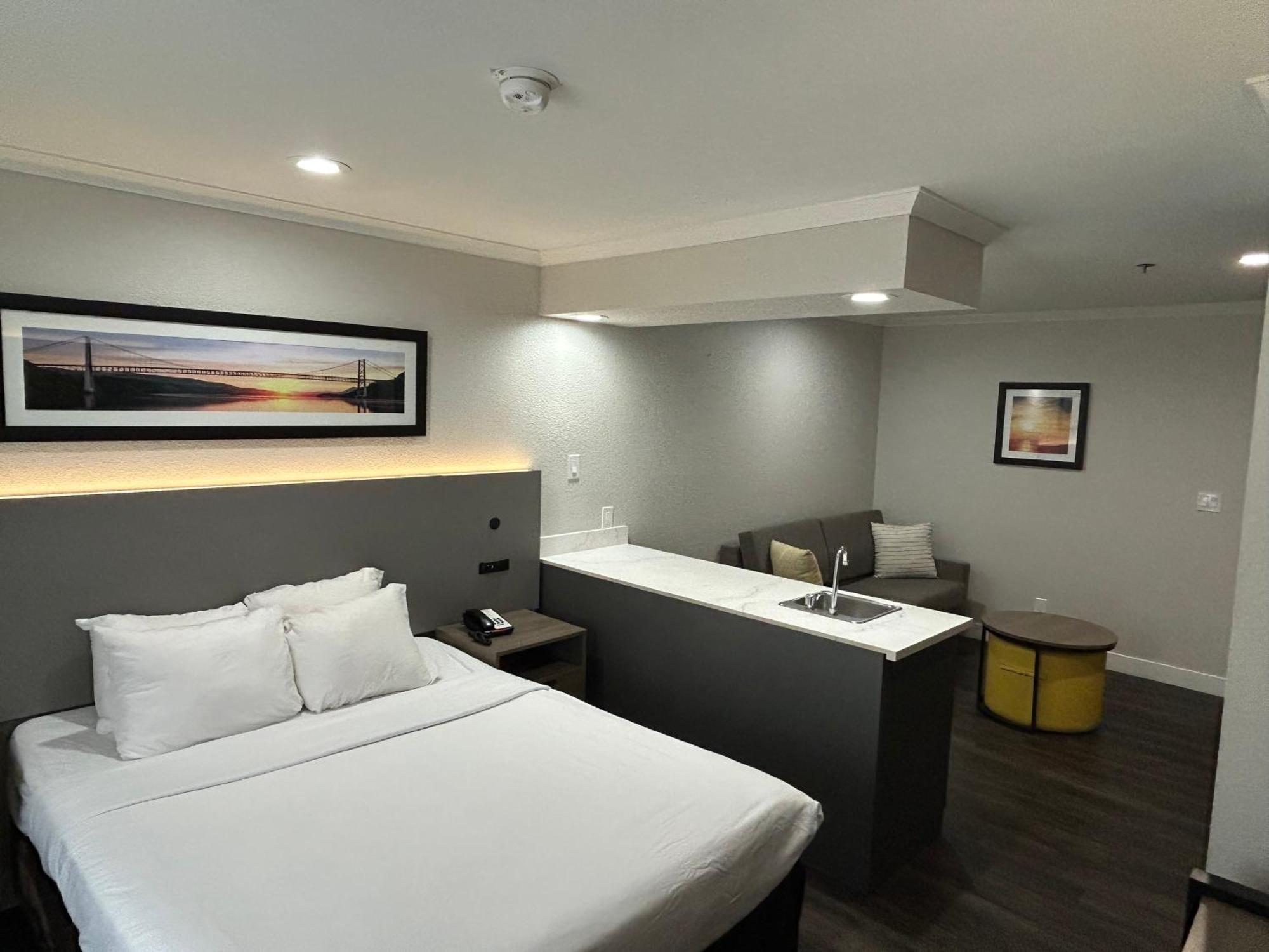 Queen Suite with Sofa - Disability Access/Non Smoking