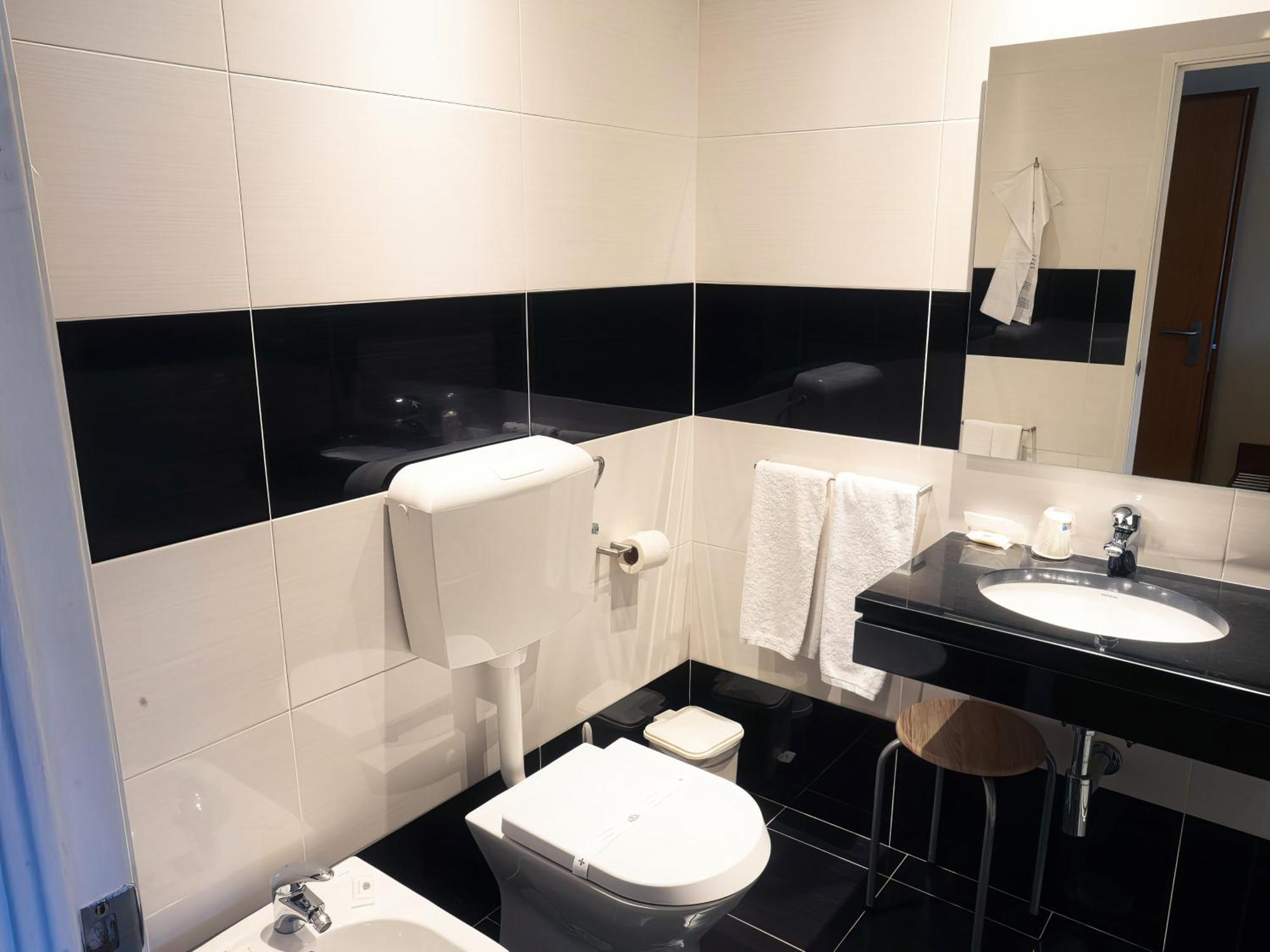 Twin Room,1668078333:JPEG