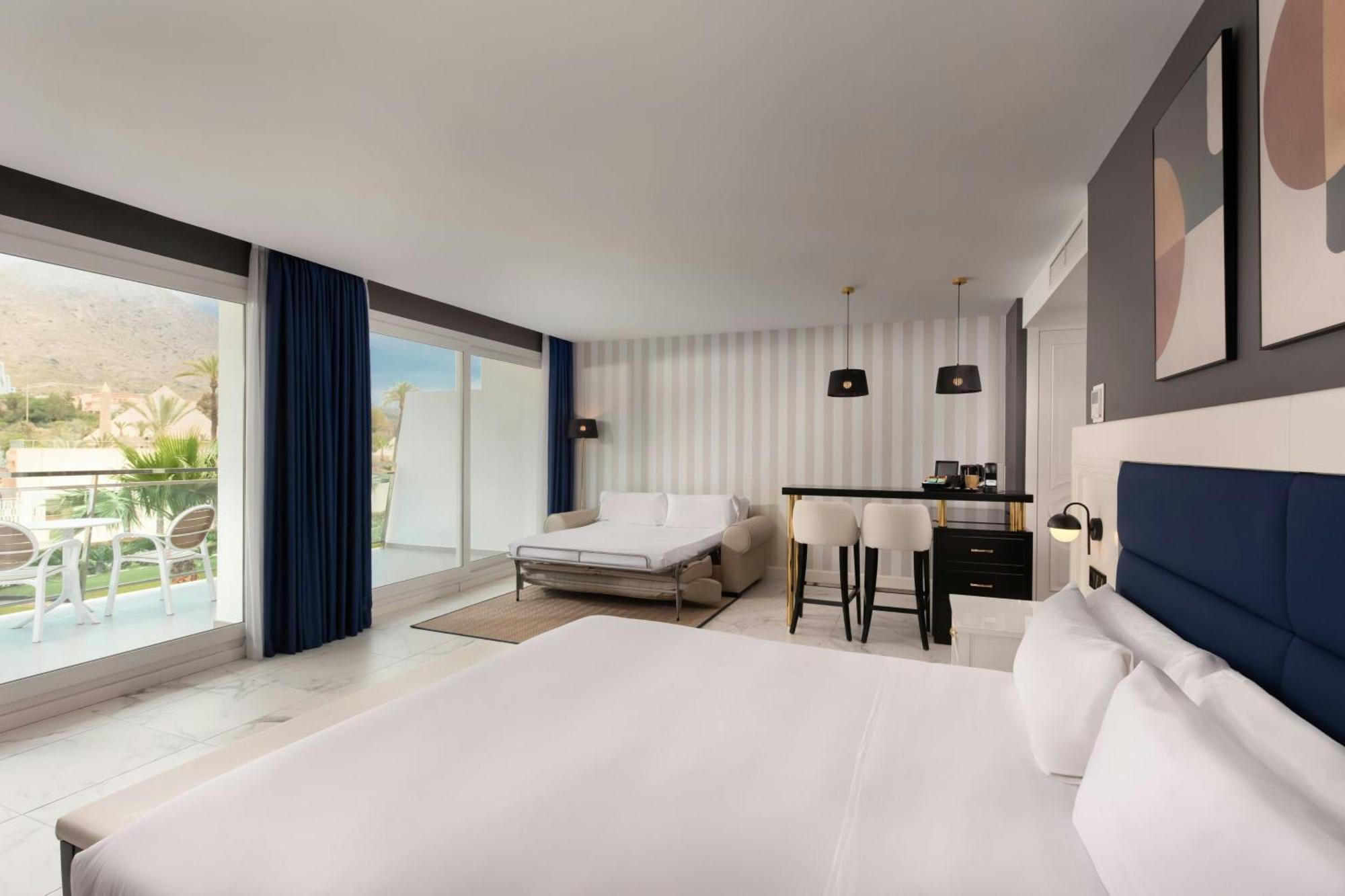 Habitación Superior con cama extragrande, sofá cama y vistas a la montaña