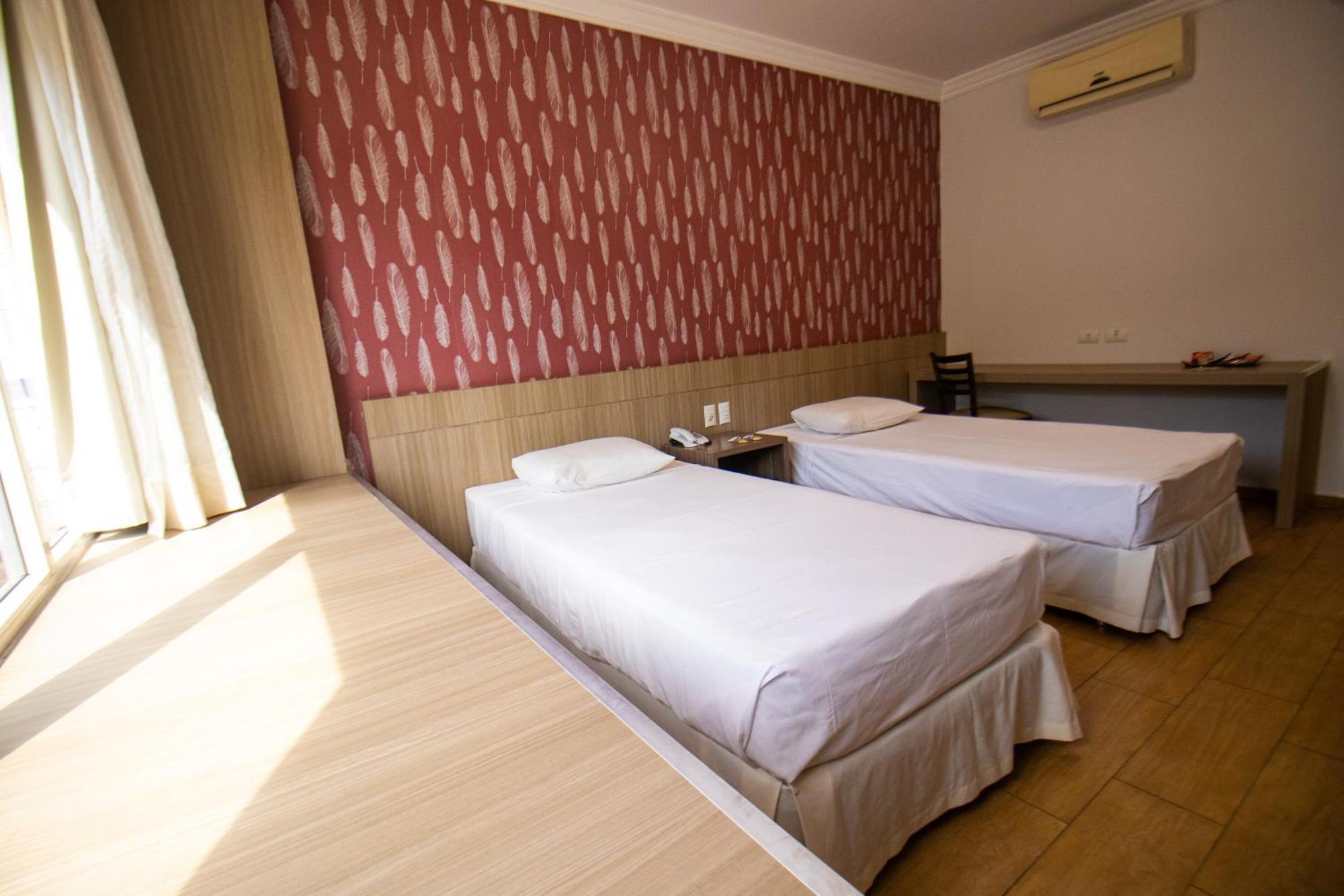 Quarto com 2 Camas de Solteiro