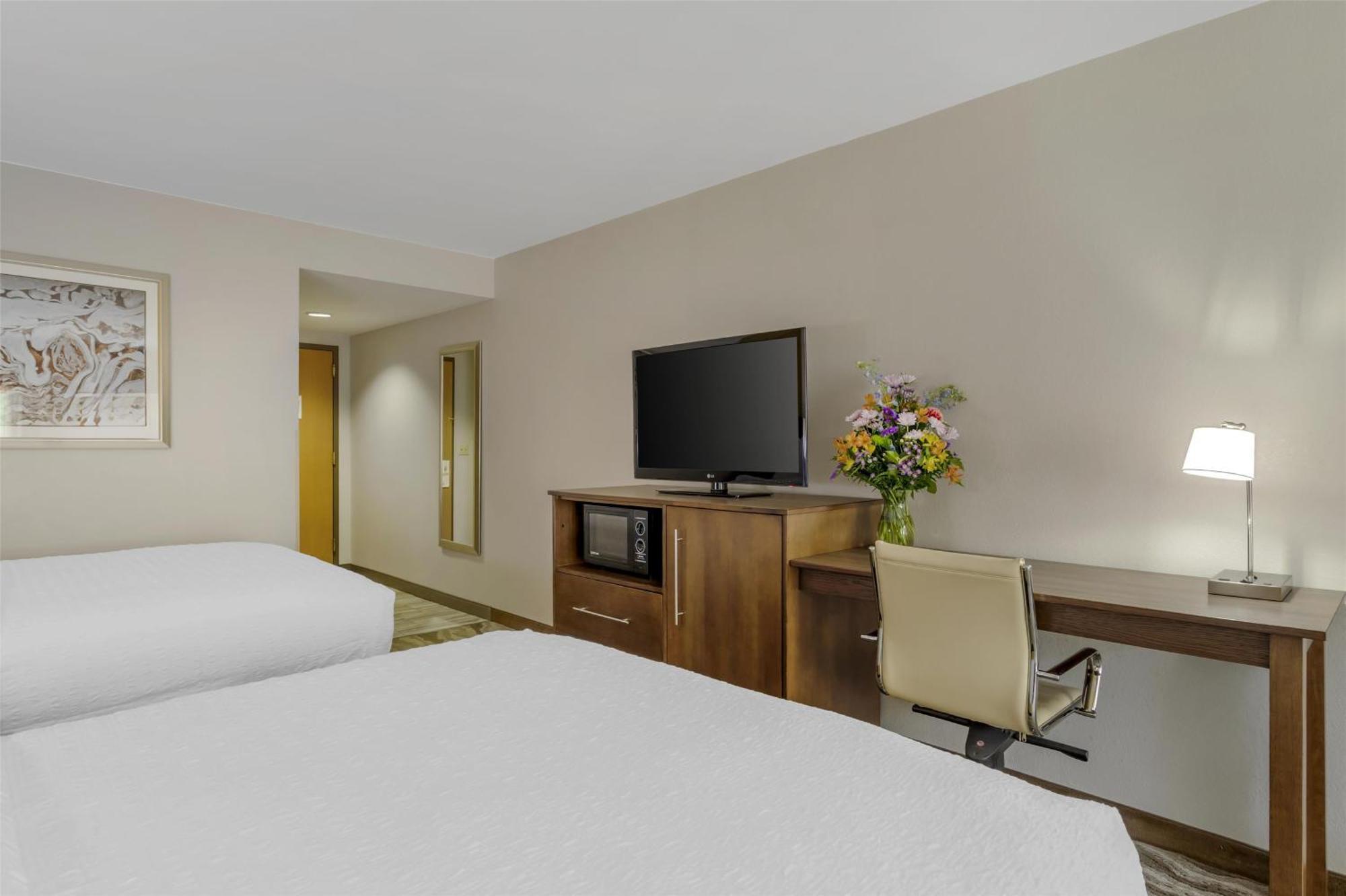 Queen Suite with Two Queen Beds with River View - Non-Smoking