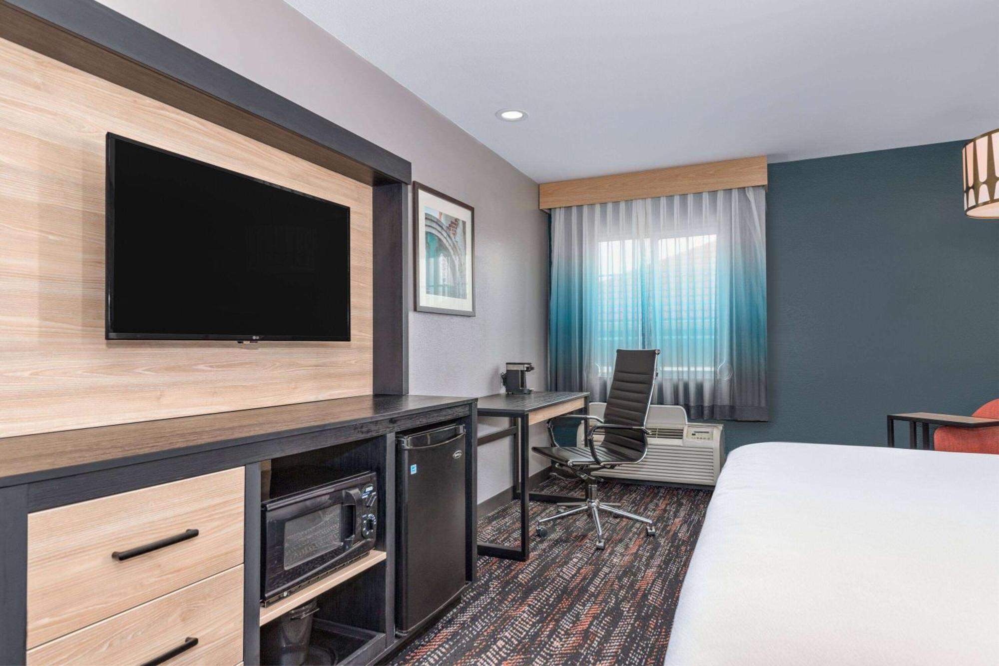 2 Queen Beds, Mobility/Hearing Accessible Room, Tub w/ Grab Bars, Non-Smoking