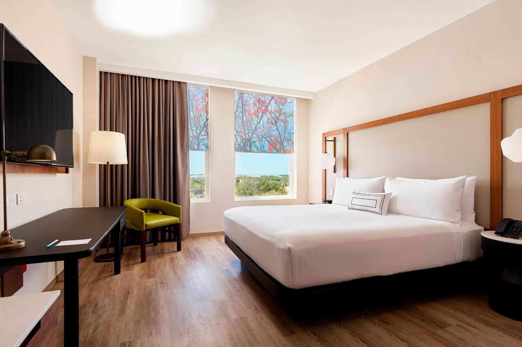 Guest Room, 1 King with Airport Transfer,1598955288:JPEG