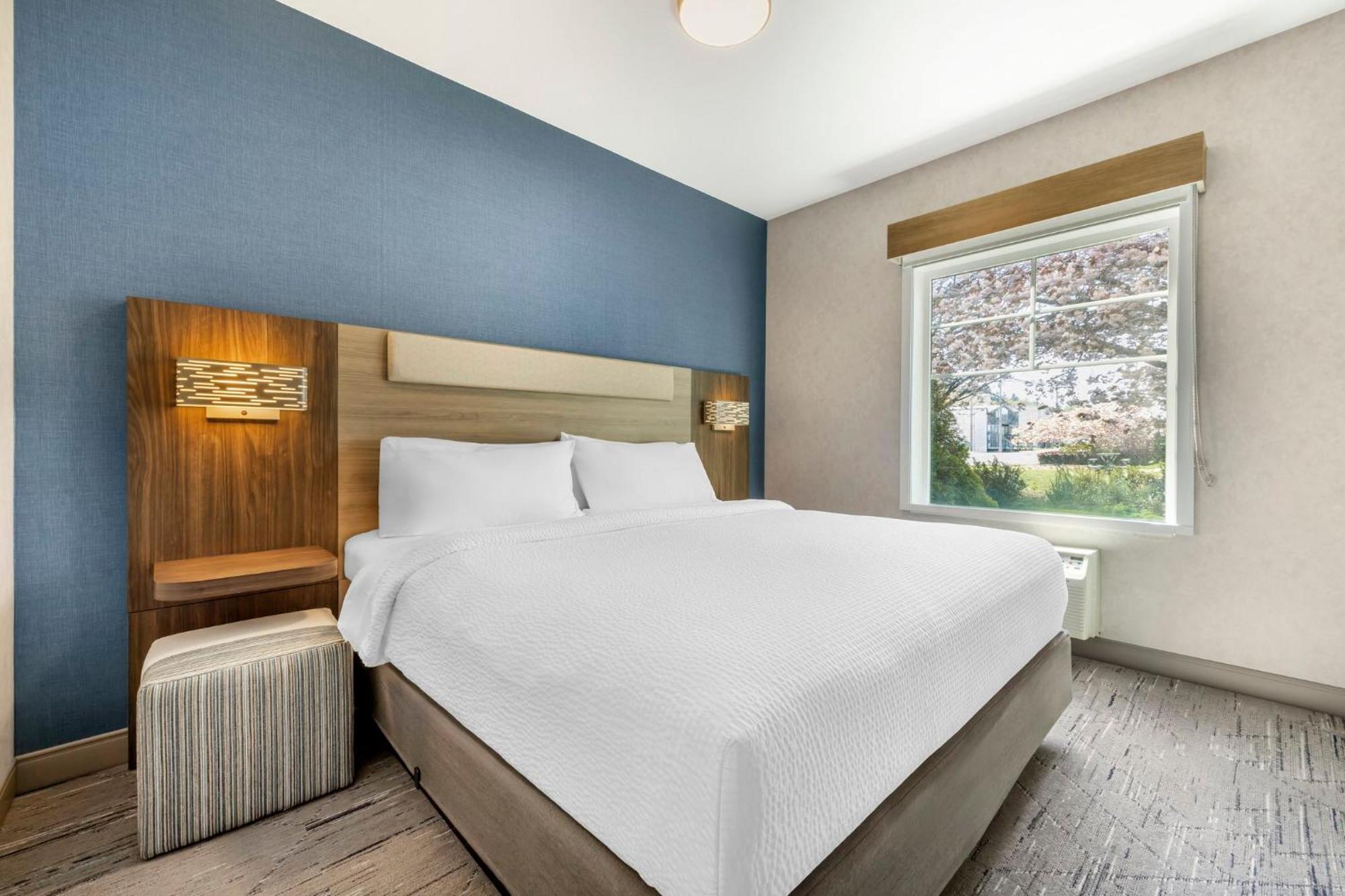 Corner Suite with River View