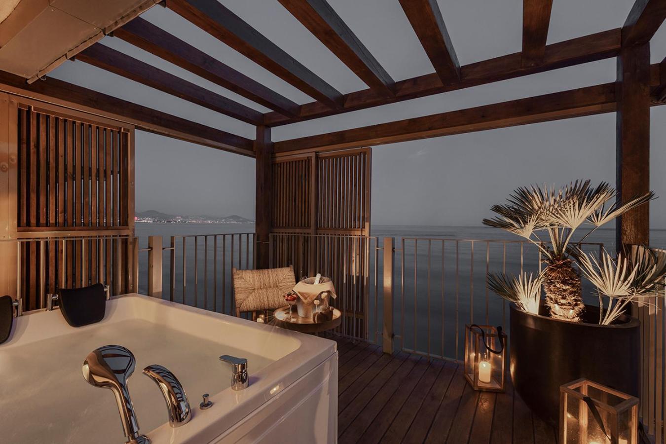 Suite mit Kingsize-Bett und Meerblick