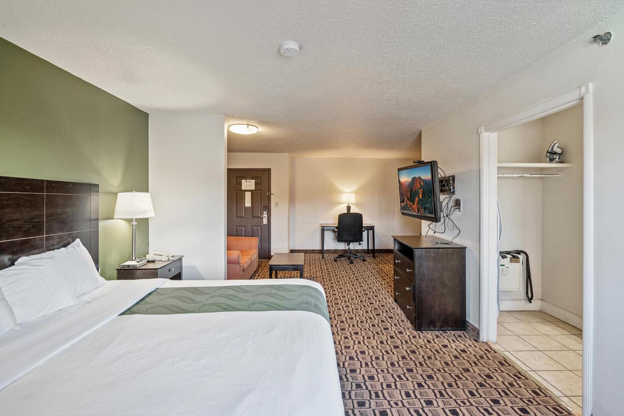 Deluxe King Suite - Non-Smoking