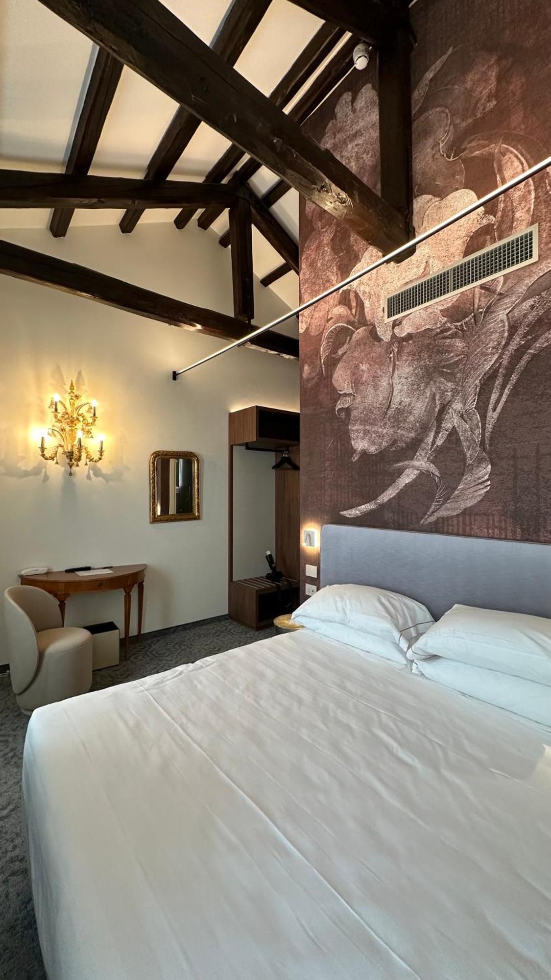 Deluxe Double Room with Partial Grand Canal View