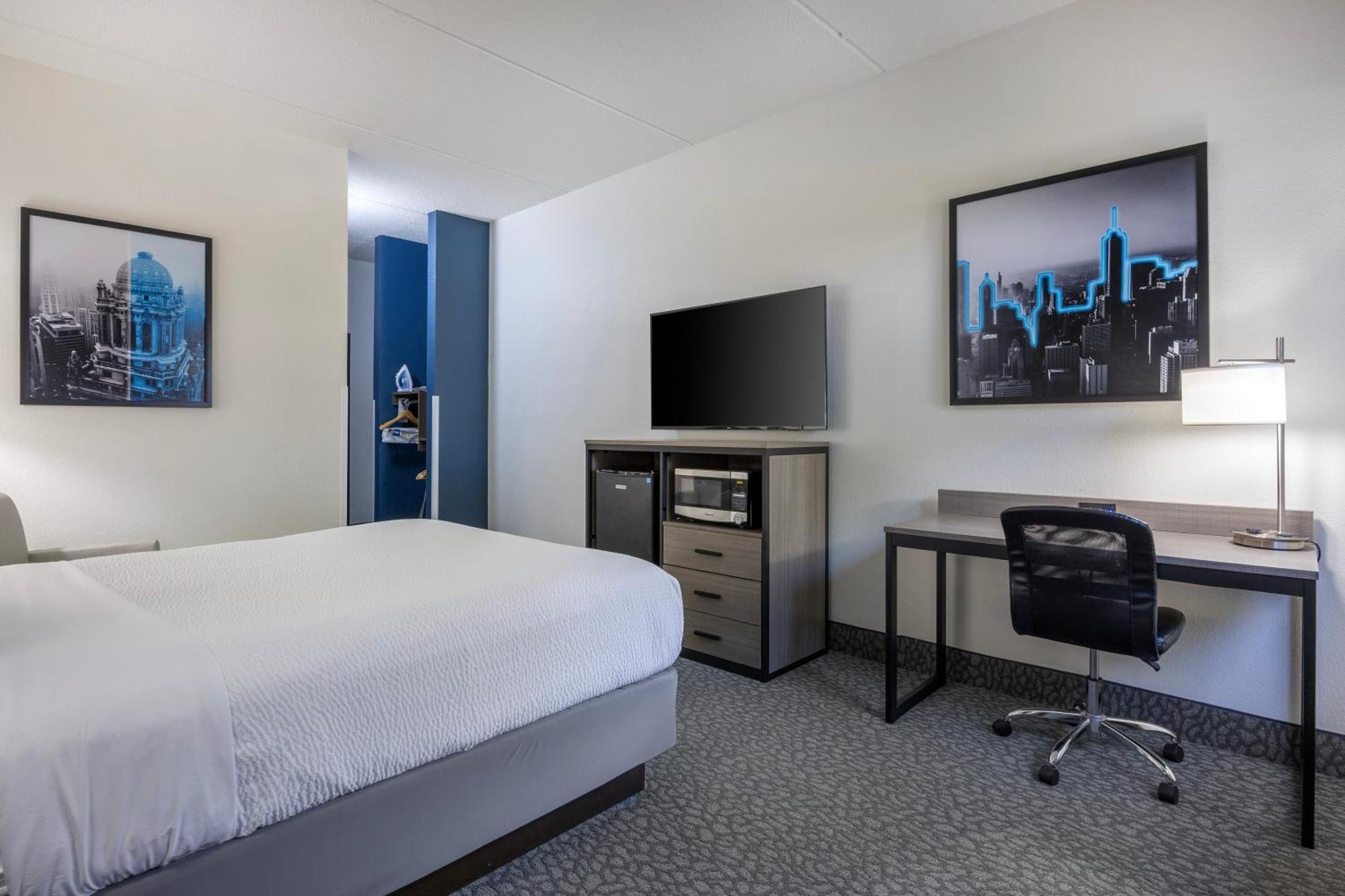 Queen Room with Roll-In Shower - Disability Access/Non-Smoking
