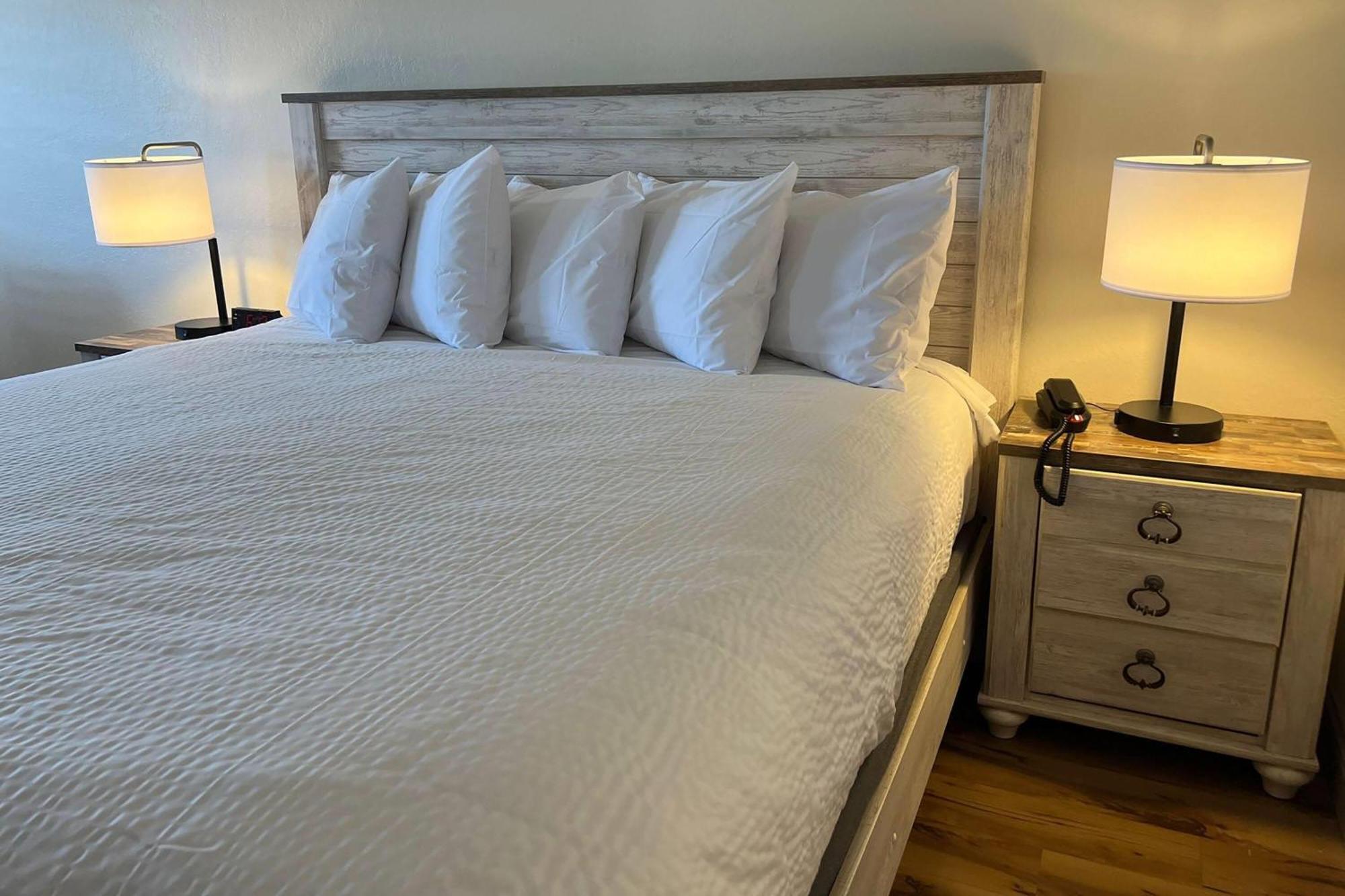 King Room with Mobility/Hearing Access and Roll-In Shower, Non-Smoking