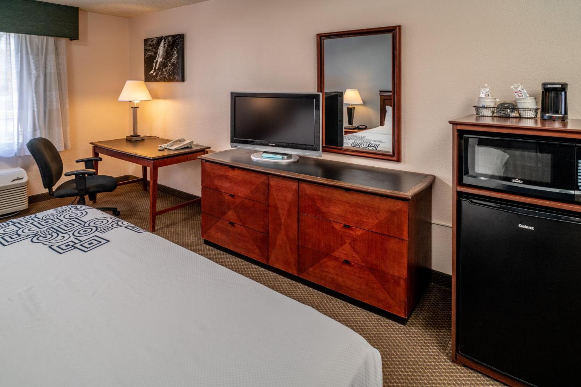 King Room with Roll-In Shower - Disability Access/Non Smoking