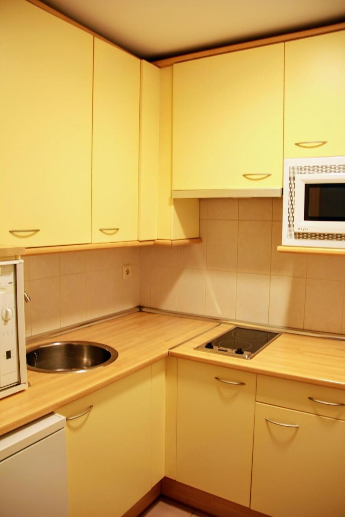 Apartamento de 1 dormitorio con cama doble y balcón