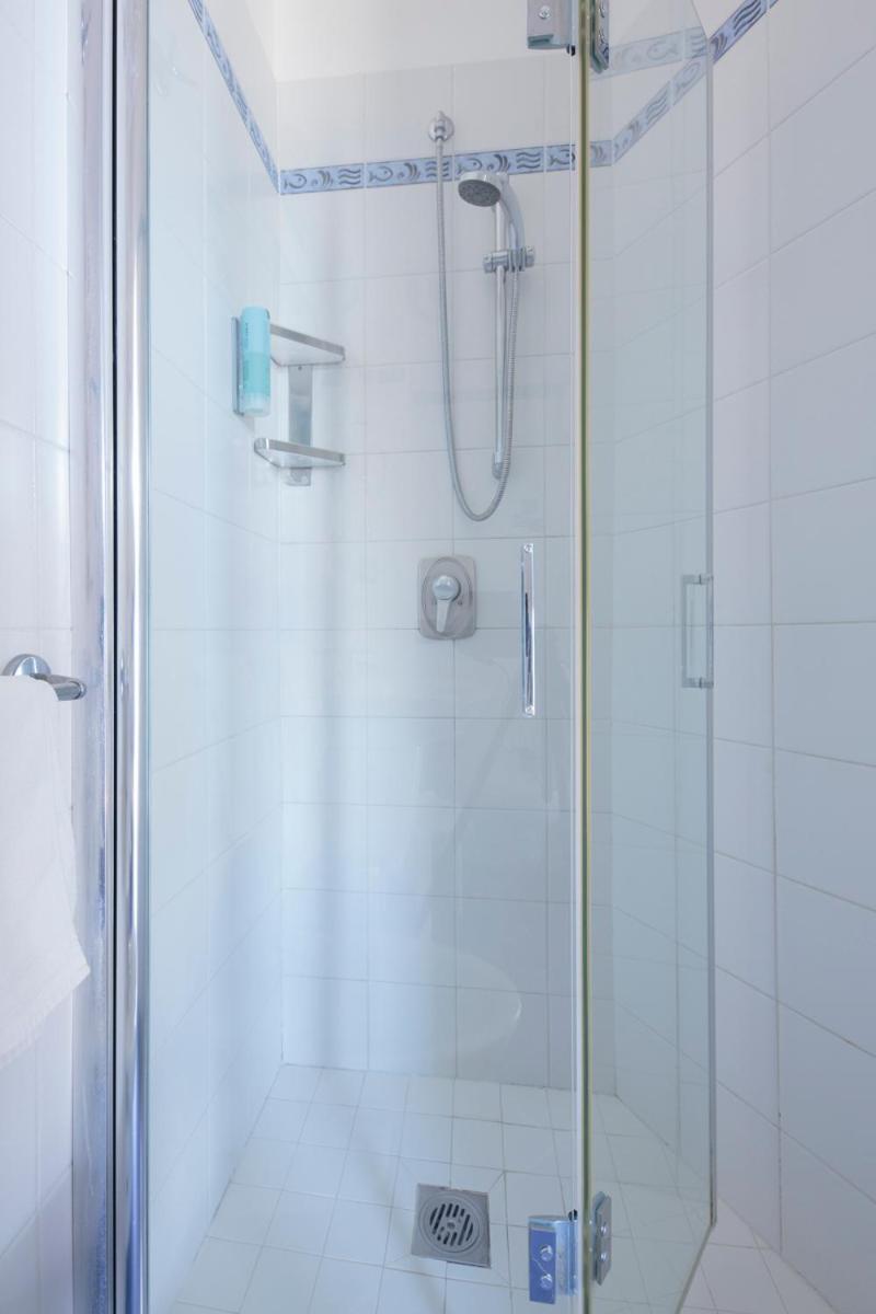 Doppel-/Zweibettzimmer mit direktem Meerblick
