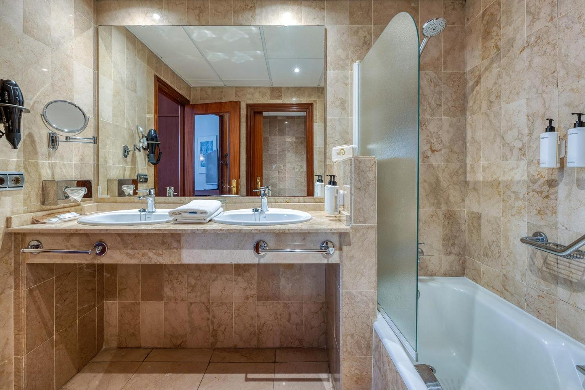 Junior Suite,1686421534:JPEG
