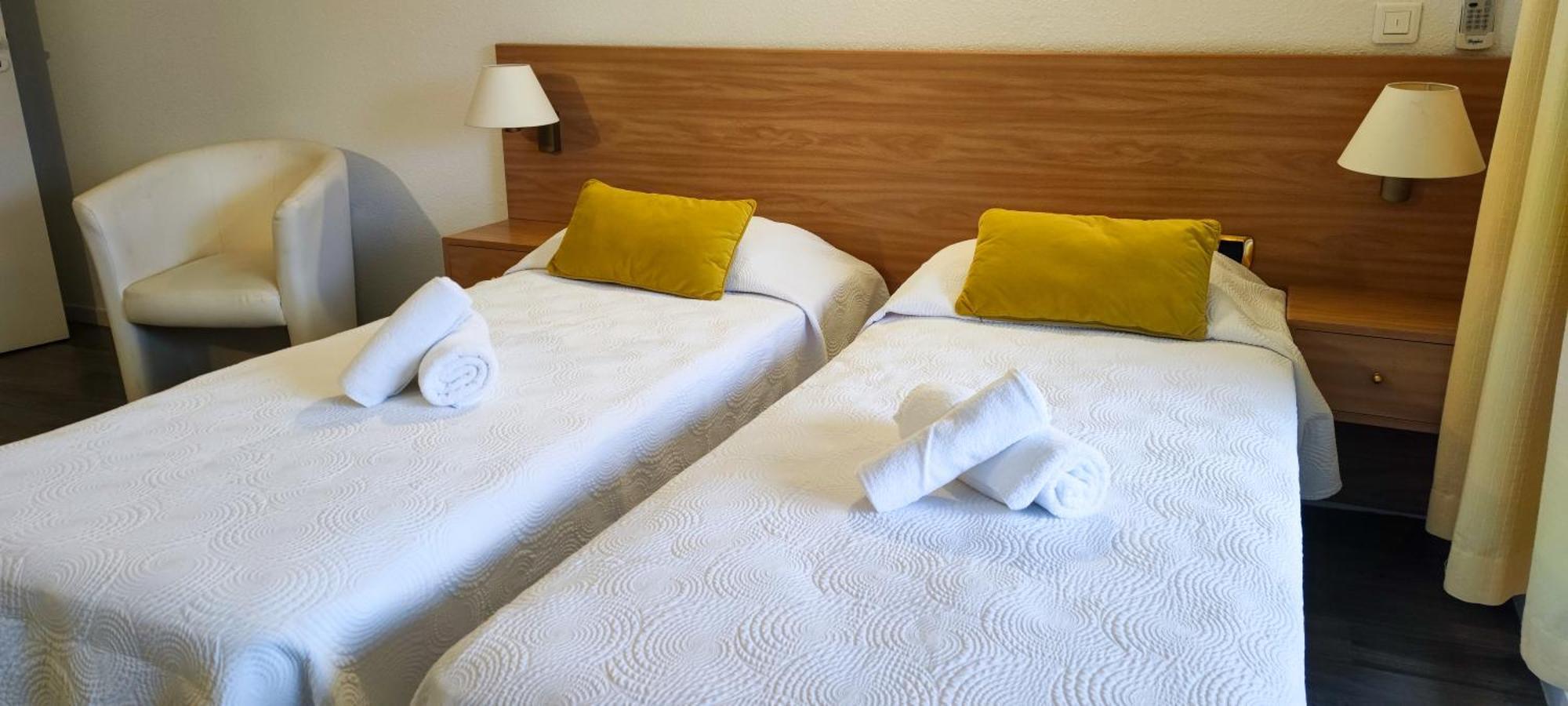 Chambre Double ou Lits Jumeaux - Vue sur Piscine