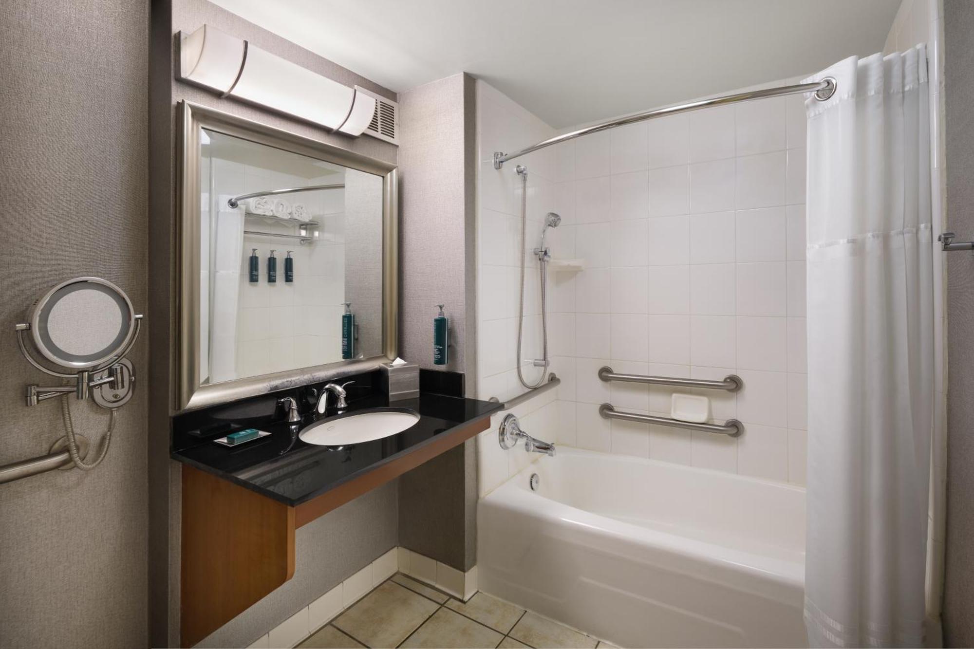 Queen Room Bath Tub Disability Access,1598396013:JPEG