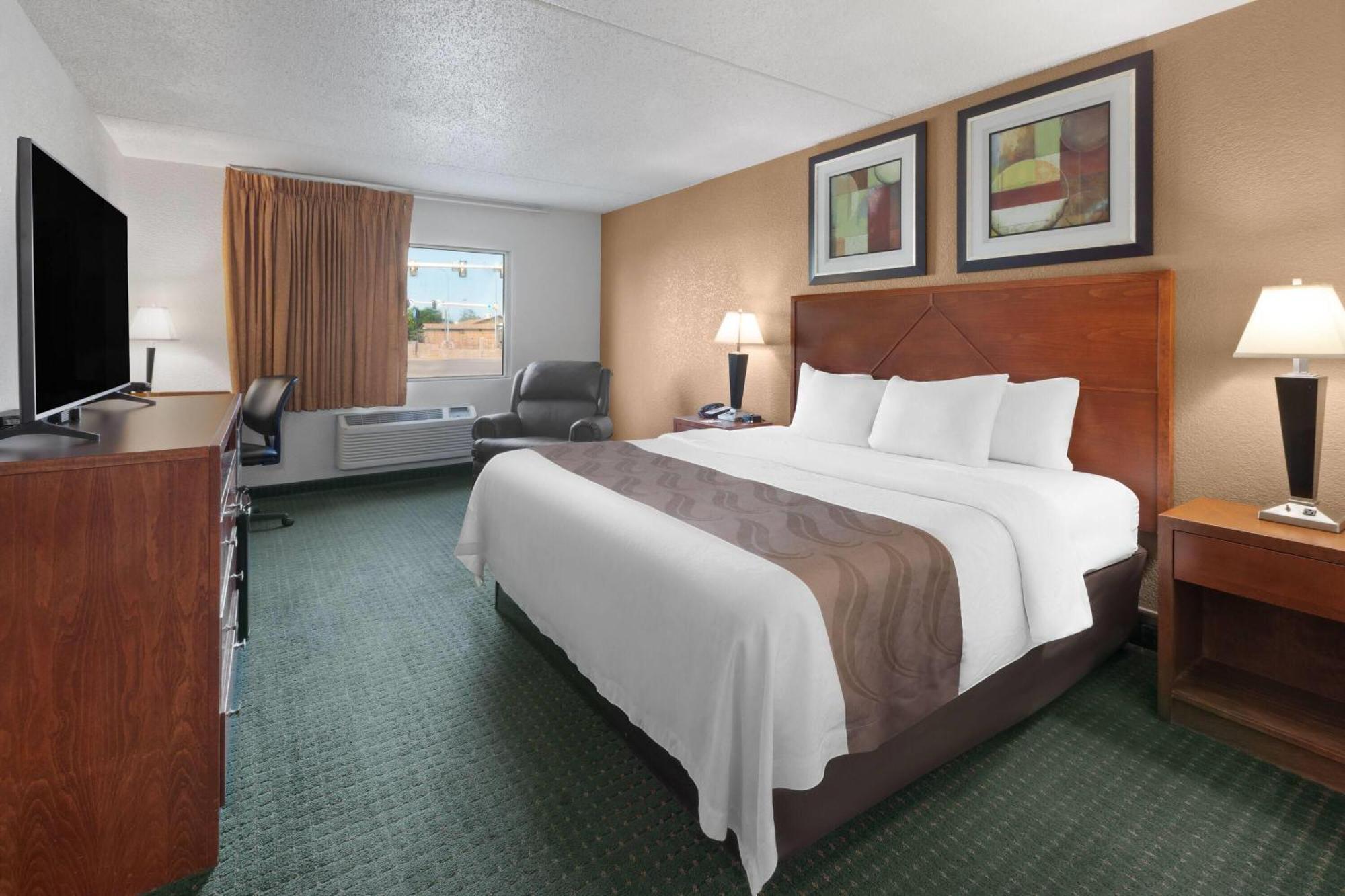 King Room with Tub and Grab Bars - Mobility/Hearing Accessible - Non-Smoking