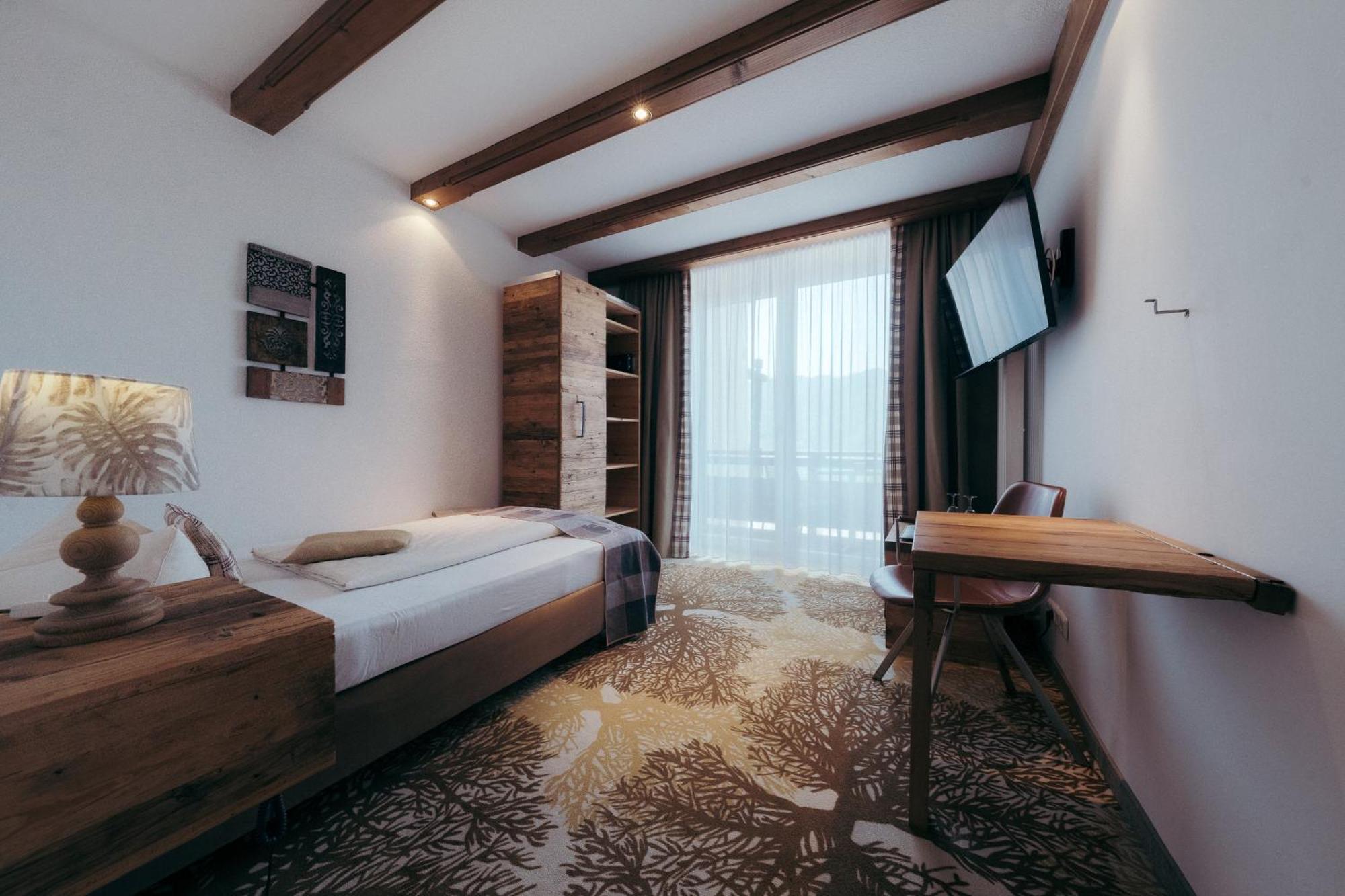 Single Room Lake View,1695738077:JPEG