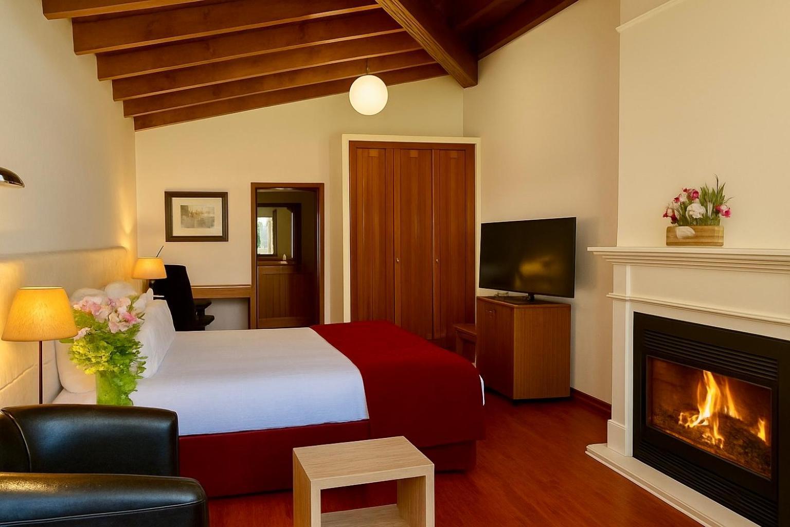 Habitación Doble Superior con chimenea y acceso al spa
