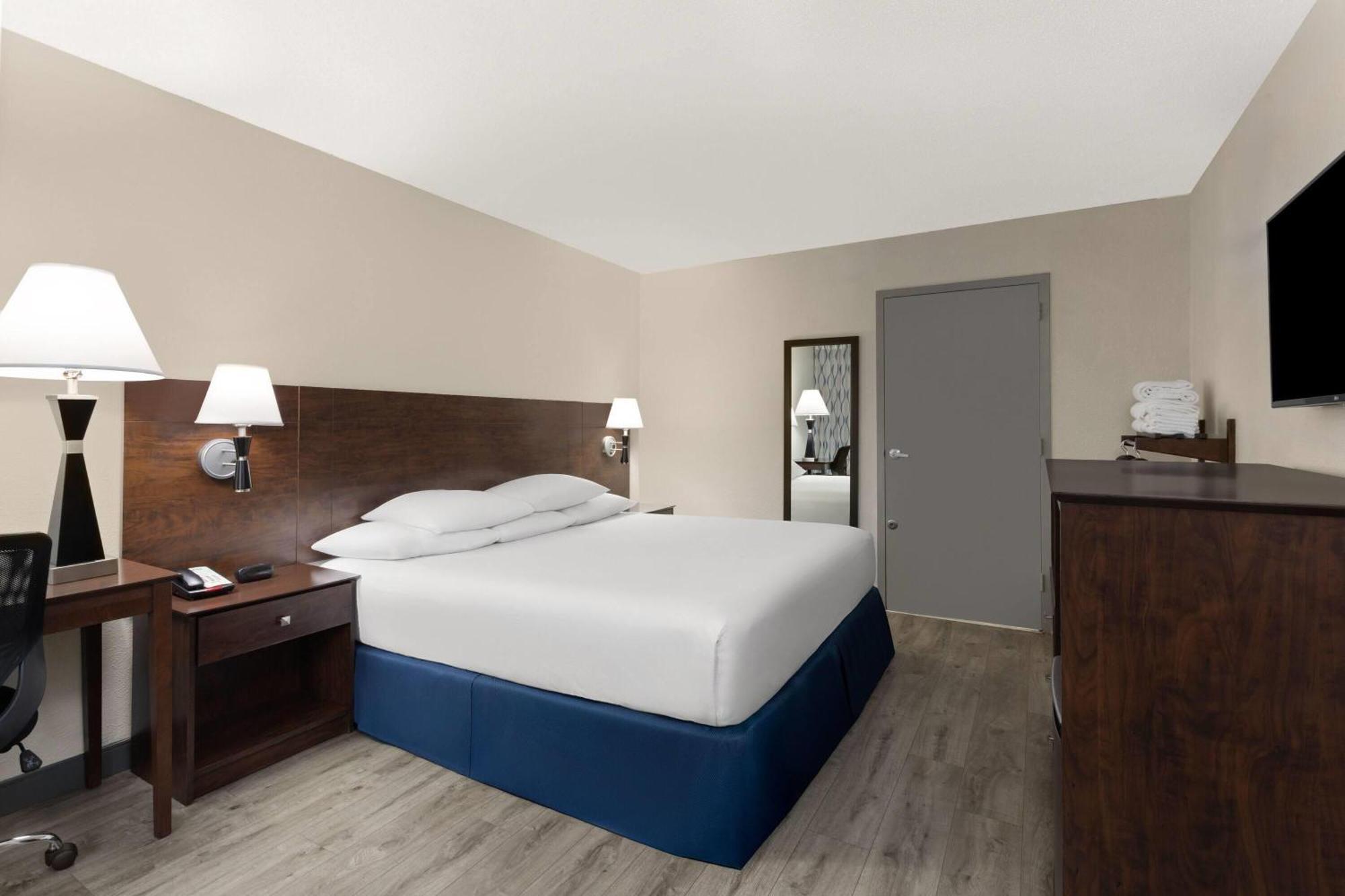 King Room Roll Shower Mobility or Hearing Accessible Non-Smoking,1697798749:JPEG