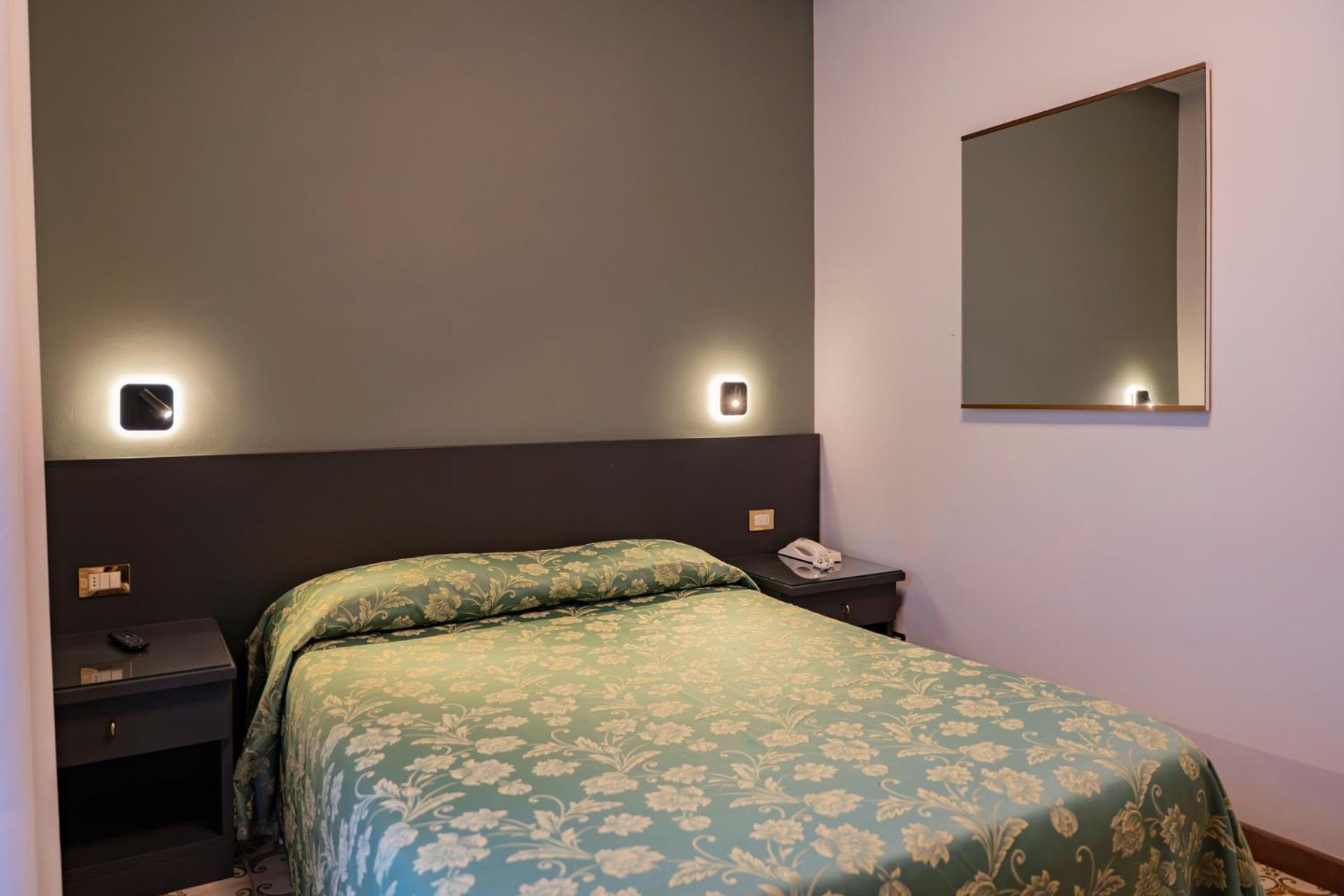 Zimmer mit Queensize-Bett und Balkon