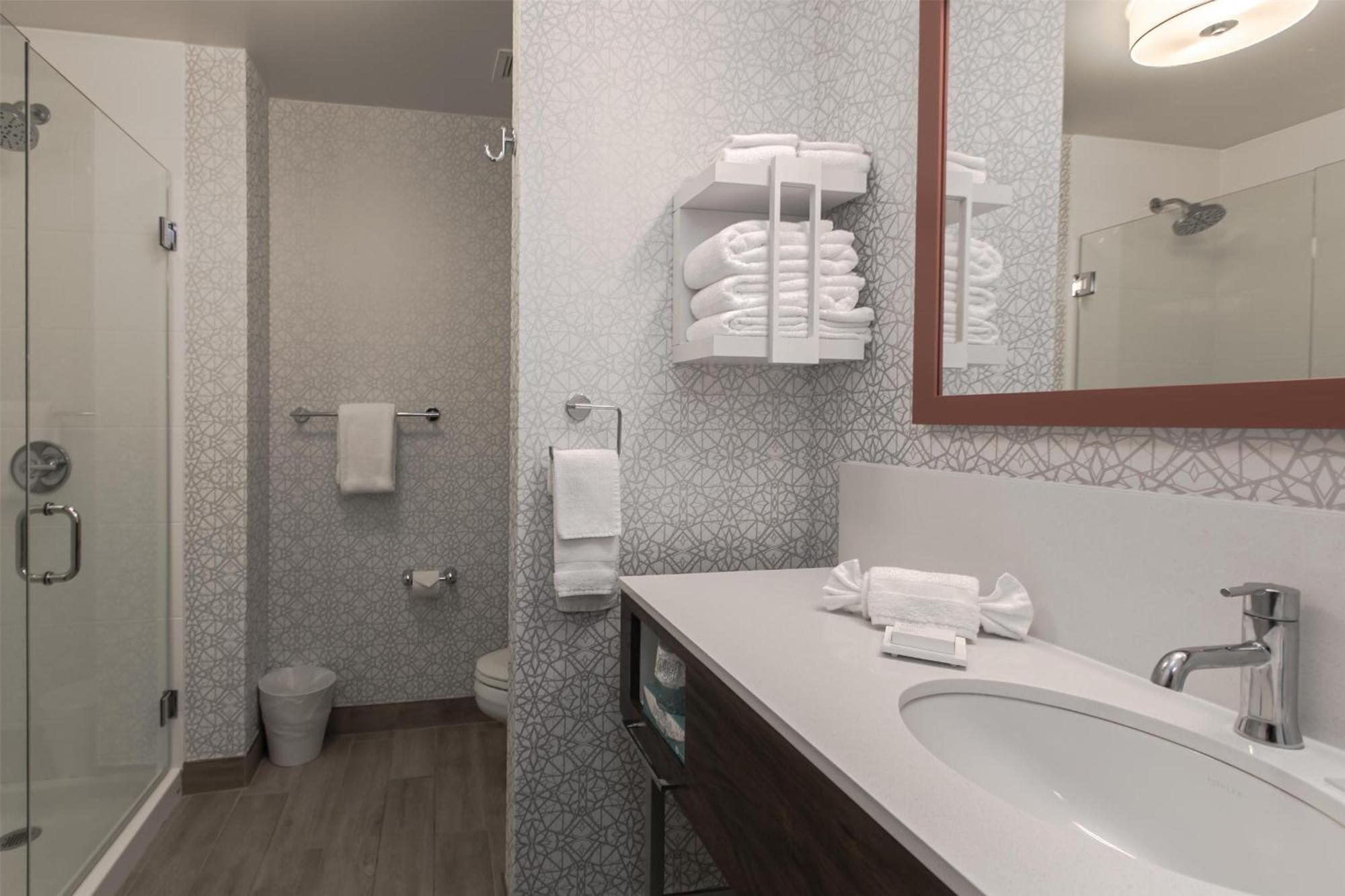 King Room with Shower - Non-Smoking