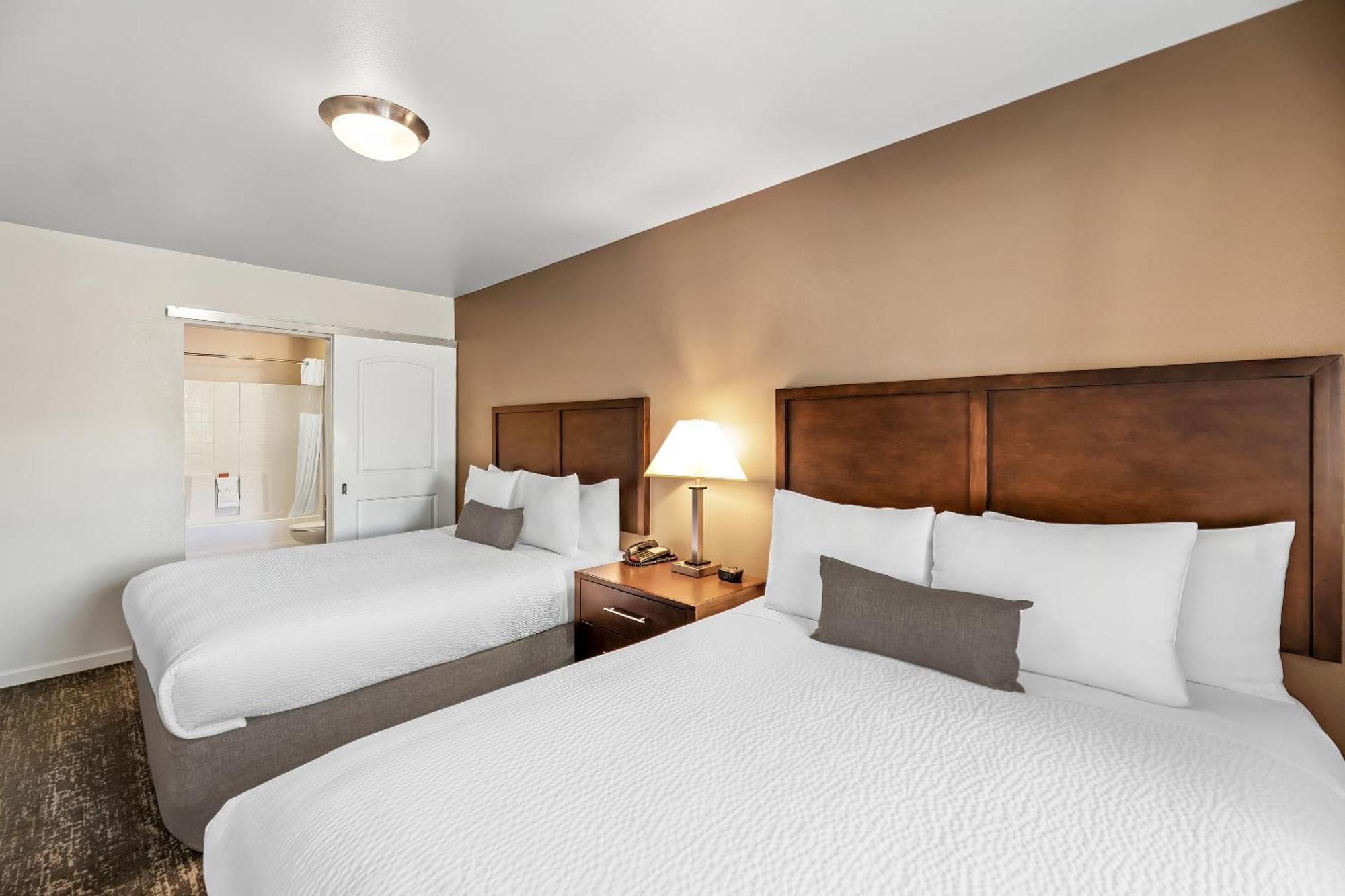 Deluxe Queen Suite