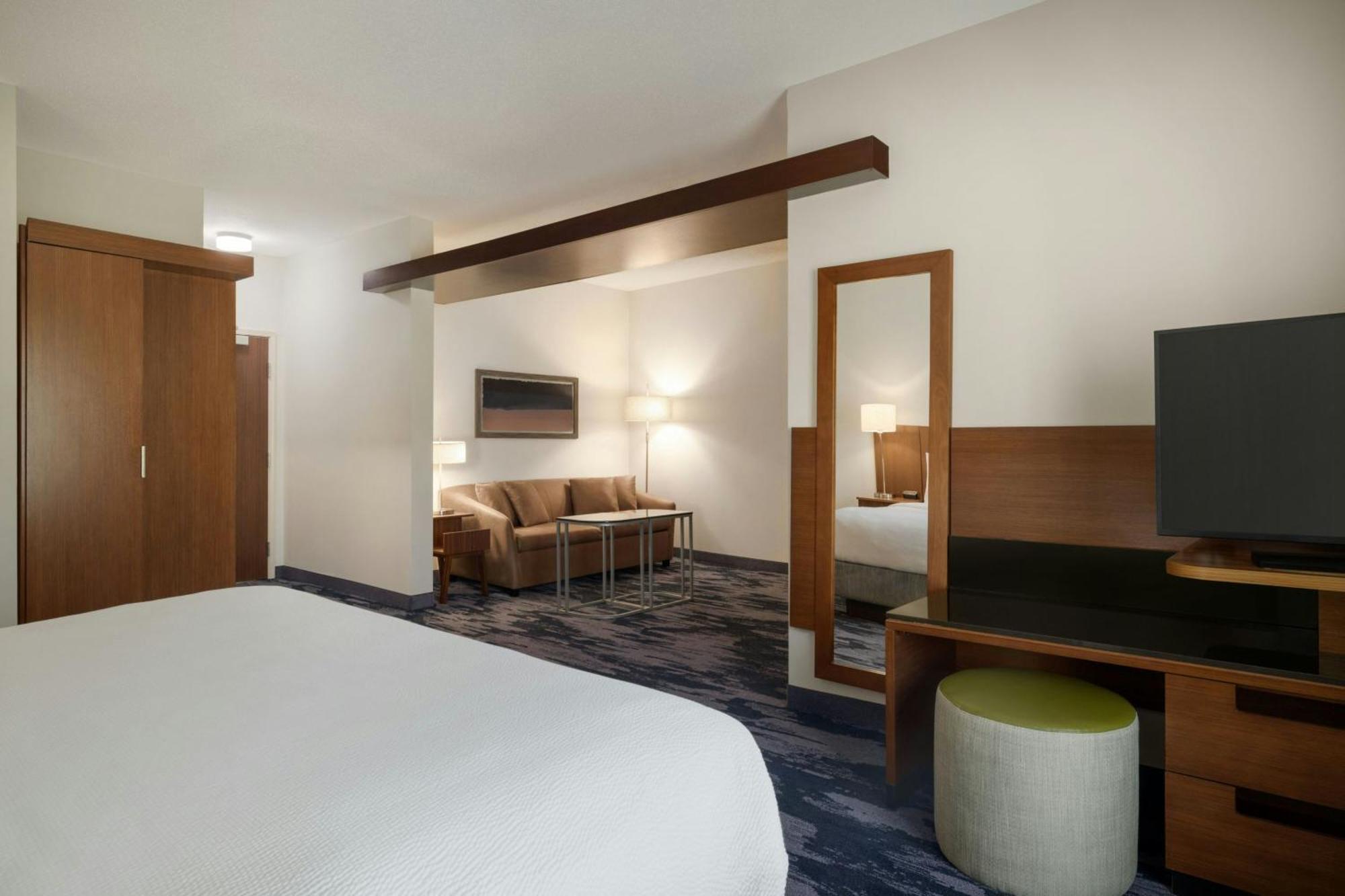 Deluxe, Guest room, 1 King or 1 Twin, Non-Private Sofa bed (Mobility & Hearing Accessible w/ Transfer Shower)