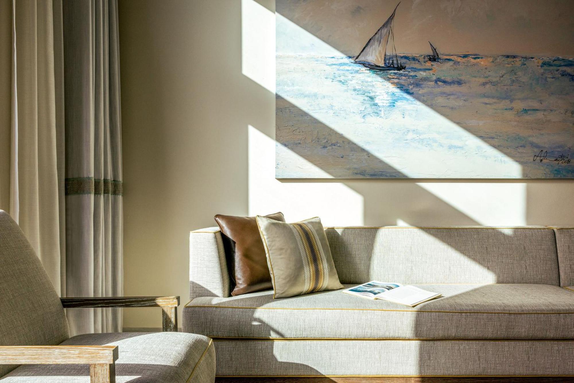 Suite mit einem Balkon mit Meerblick und einem Schlafzimmer