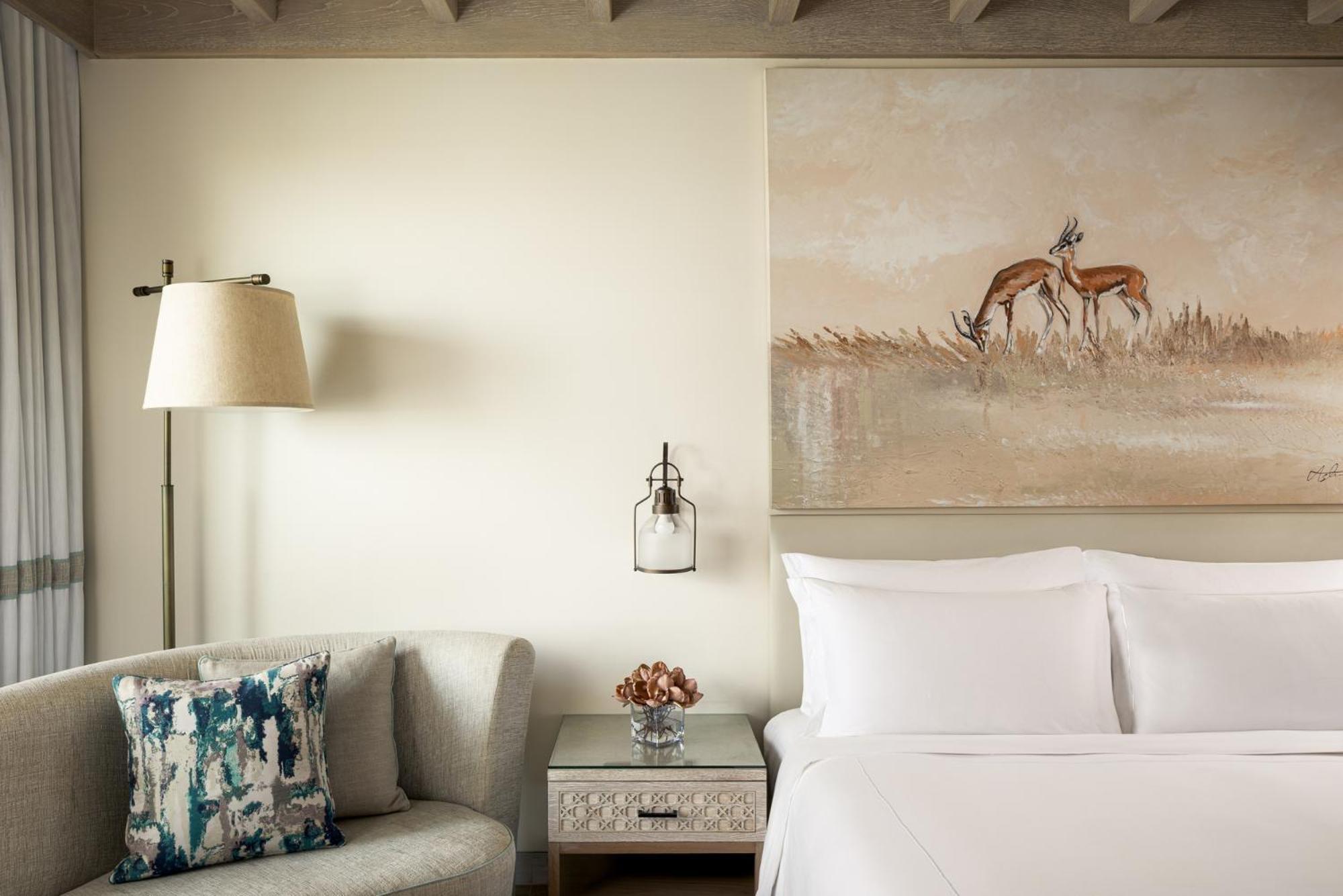 Zimmer mit Kingsize-Bett und Balkon