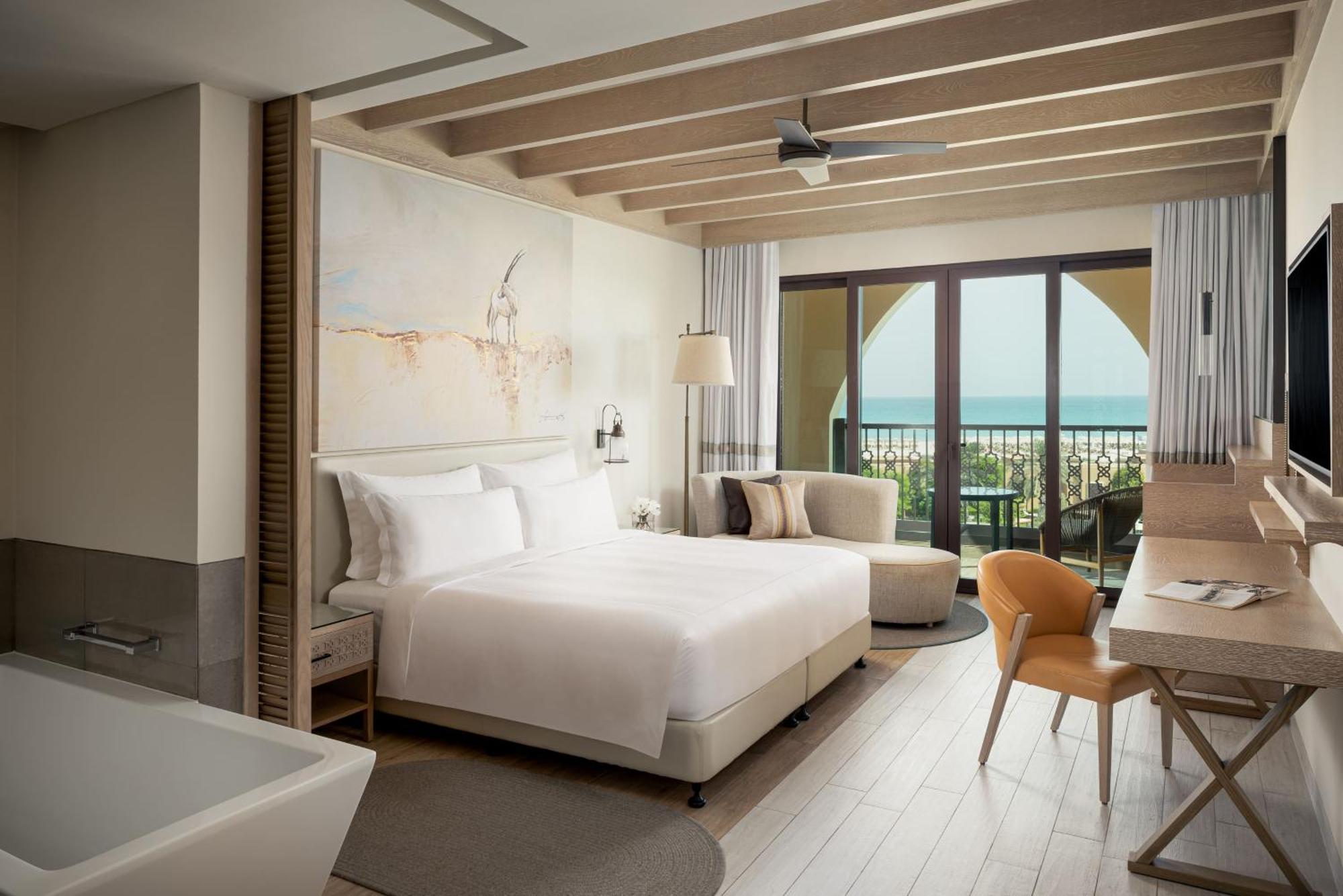 Zimmer mit Kingsize-Bett, Balkon und Meerblick